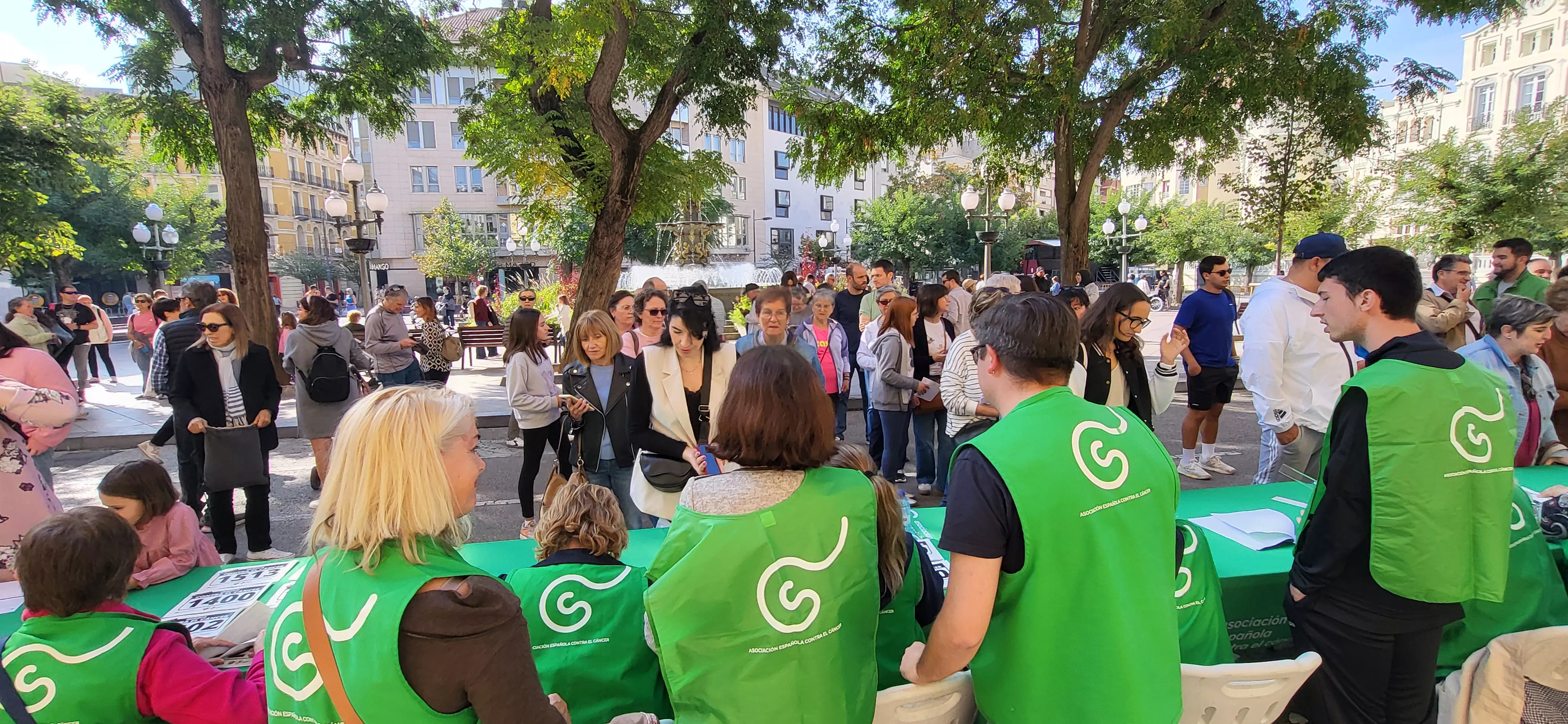 Entrega de camisetas y dorsales de la XI Carrera Huesca contra el cáncer. Foto Mercedes Manterola