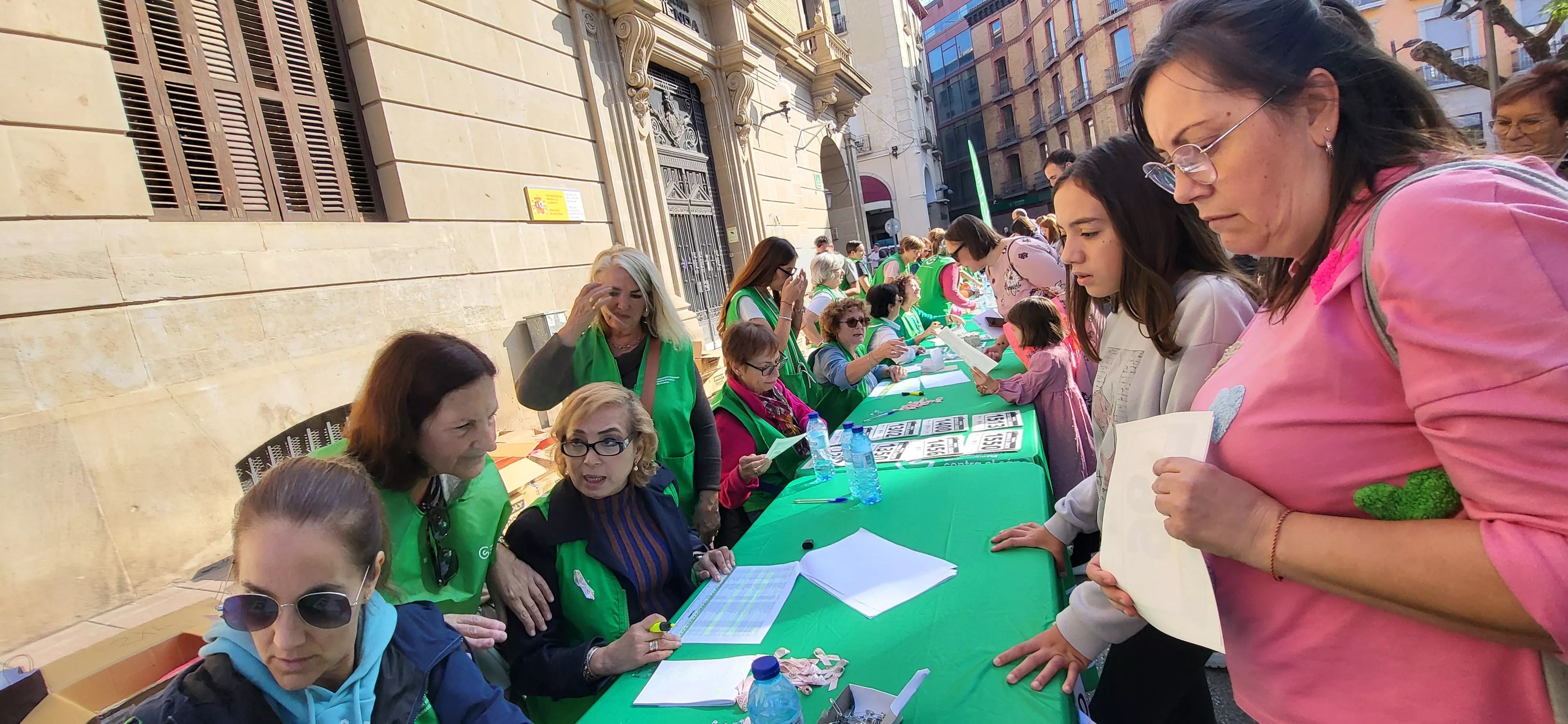 Entrega de camisetas y dorsales de la XI Carrera Huesca contra el cáncer. Foto Mercedes Manterola
