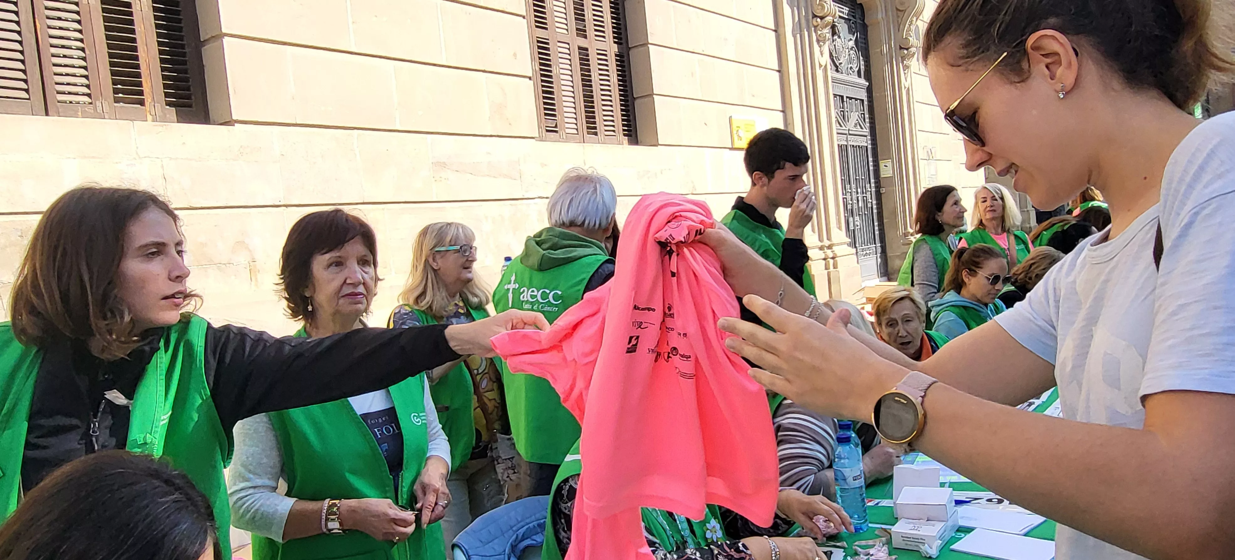Entrega de camisetas y dorsales de la XI Carrera Huesca contra el cáncer. Foto Mercedes Manterola