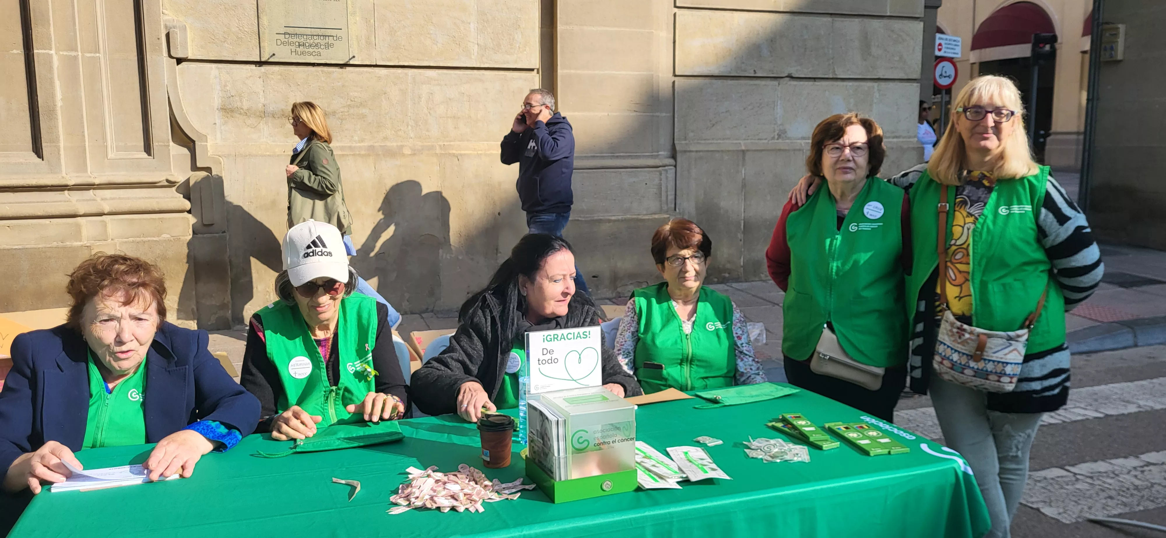 Entrega de camisetas y dorsales de la XI Carrera Huesca contra el cáncer. Foto Mercedes Manterola
