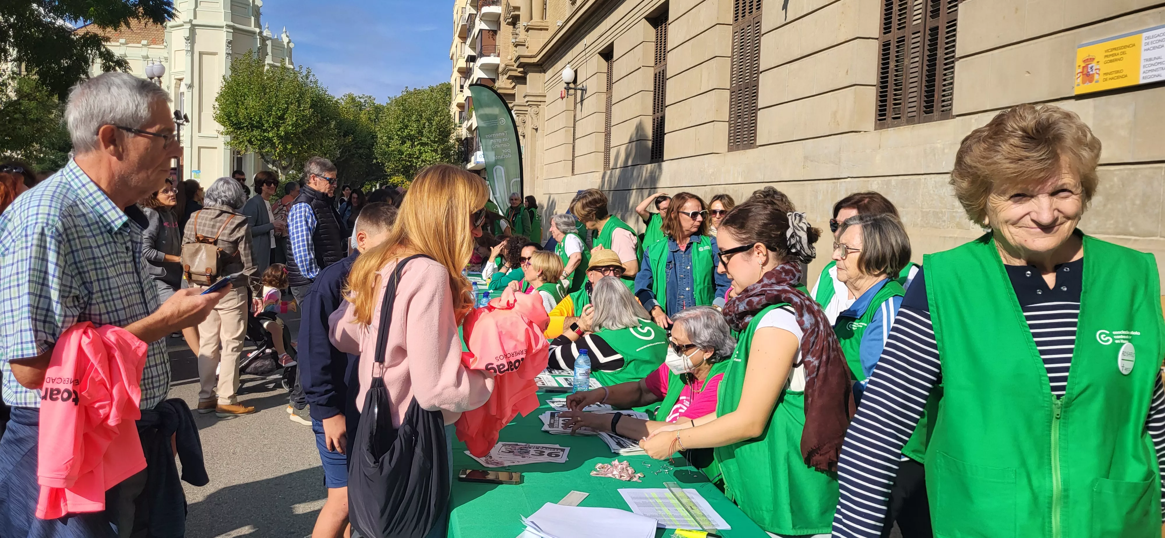 Entrega de camisetas y dorsales de la XI Carrera Huesca contra el cáncer. Foto Mercedes Manterola