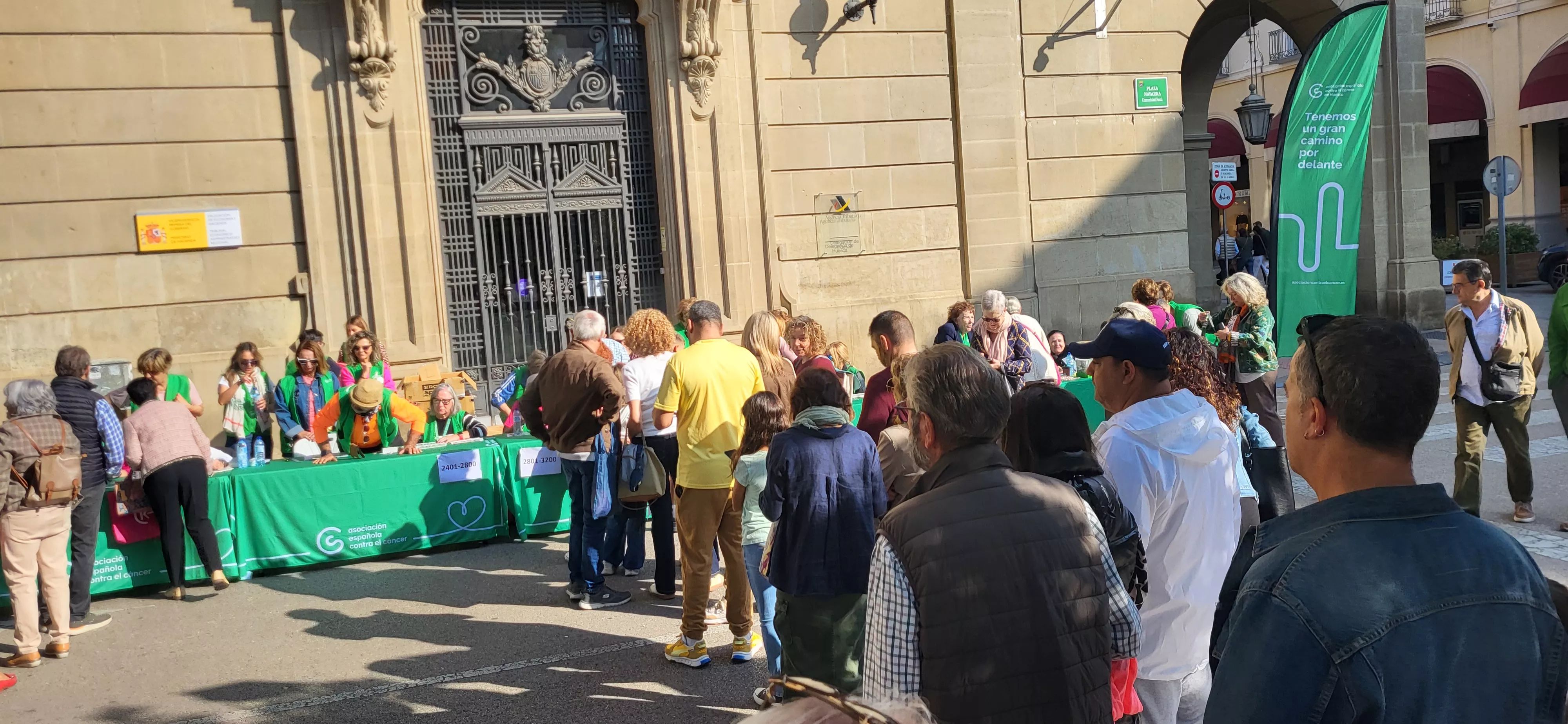 Entrega de camisetas y dorsales de la XI Carrera Huesca contra el cáncer. Foto Mercedes Manterola