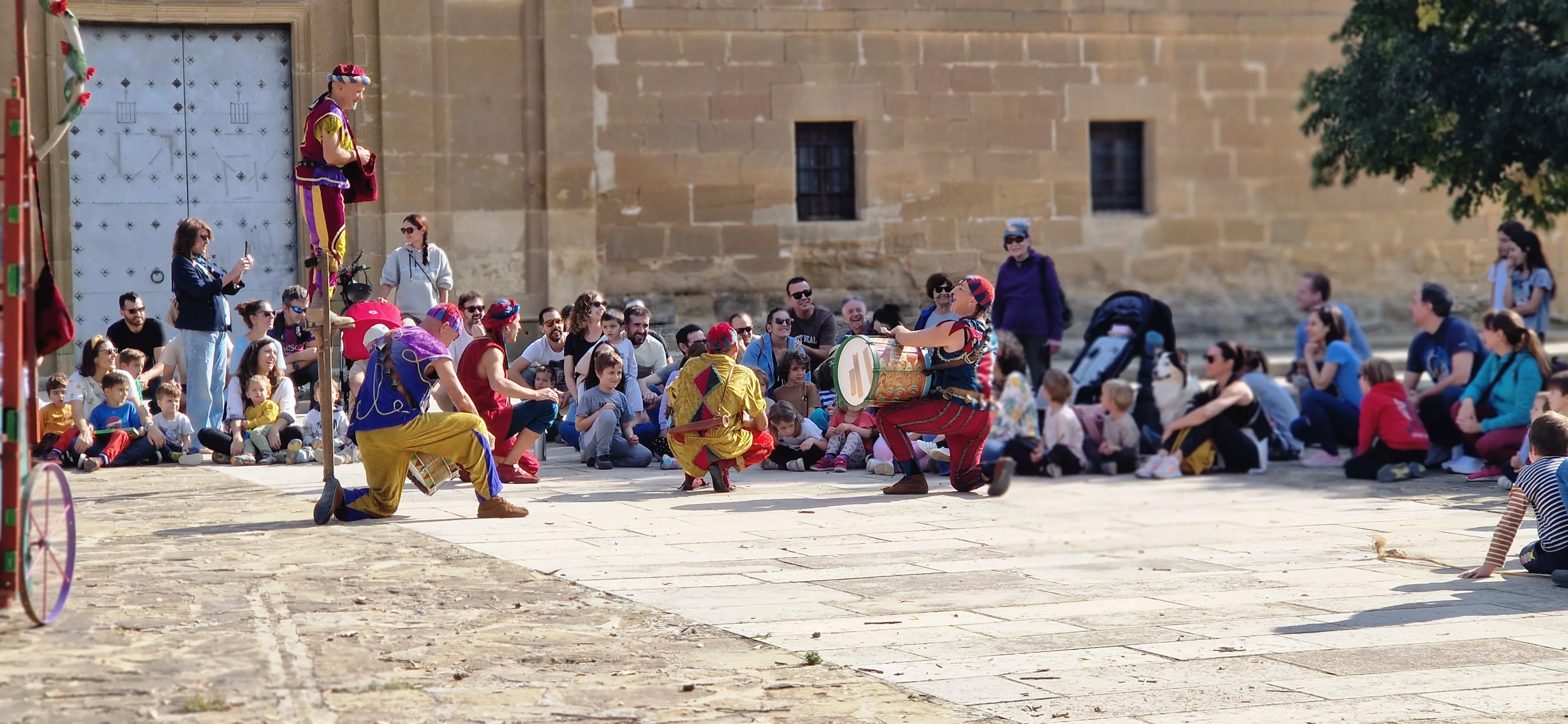 Festival Enclaves del Grial con los Titiriteros de Binéfar en la ermita de Loreto. Foto Myriam Martínez