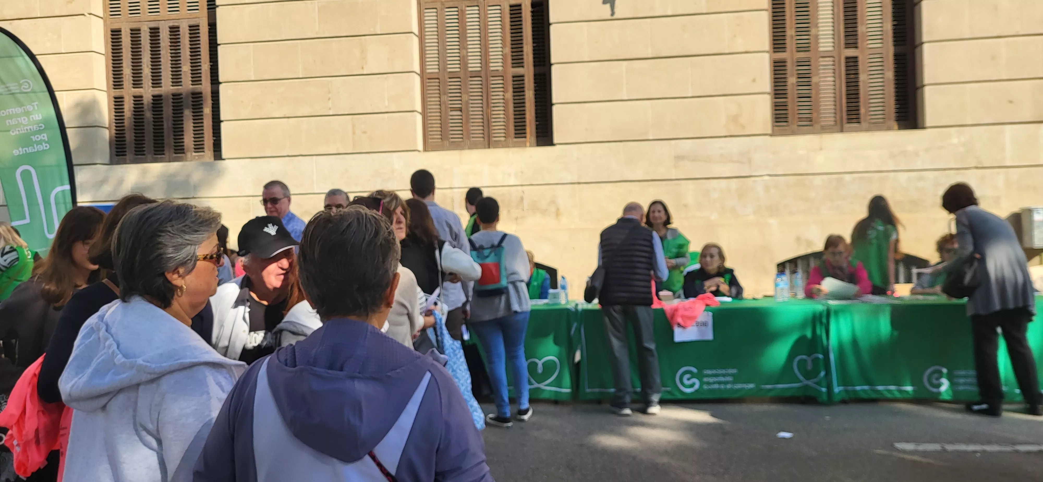Entrega de camisetas y dorsales de la XI Carrera Huesca contra el cáncer. Foto Mercedes Manterola