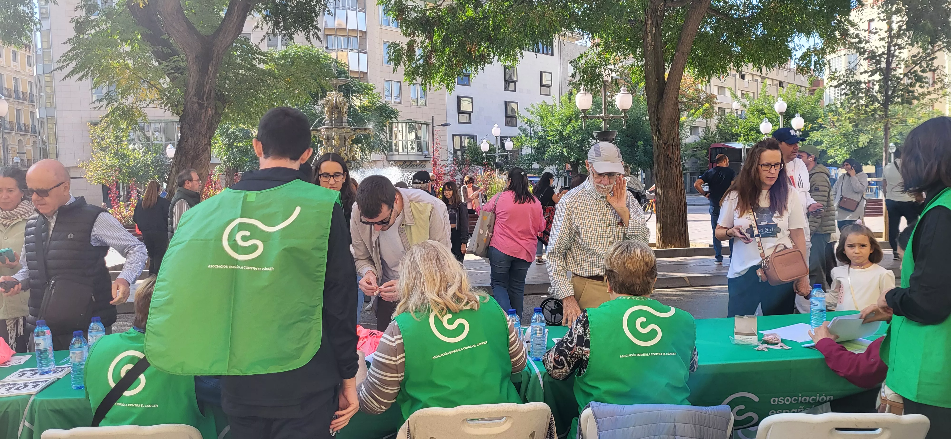 Entrega de camisetas y dorsales de la XI Carrera Huesca contra el cáncer. Foto Mercedes Manterola