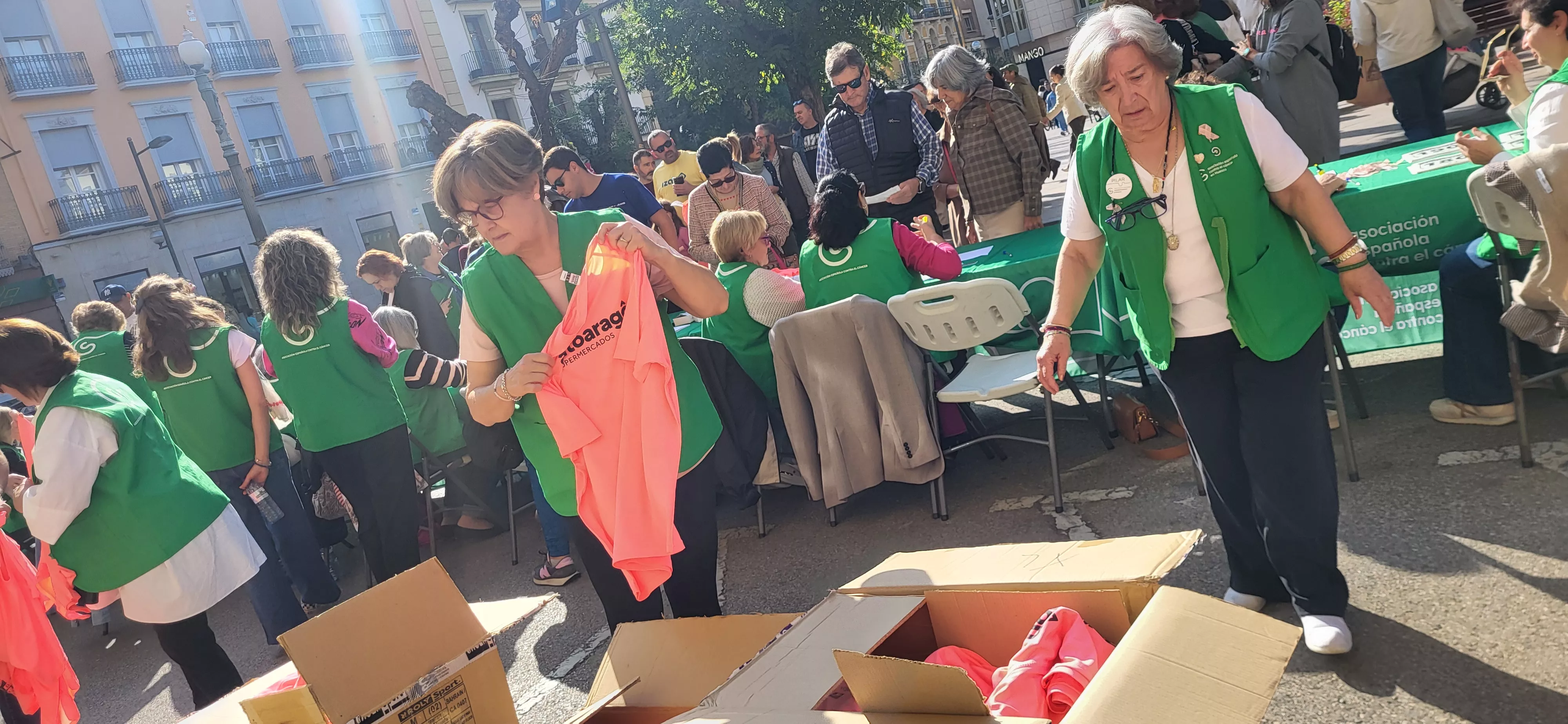 Entrega de camisetas y dorsales de la XI Carrera Huesca contra el cáncer. Foto Mercedes Manterola