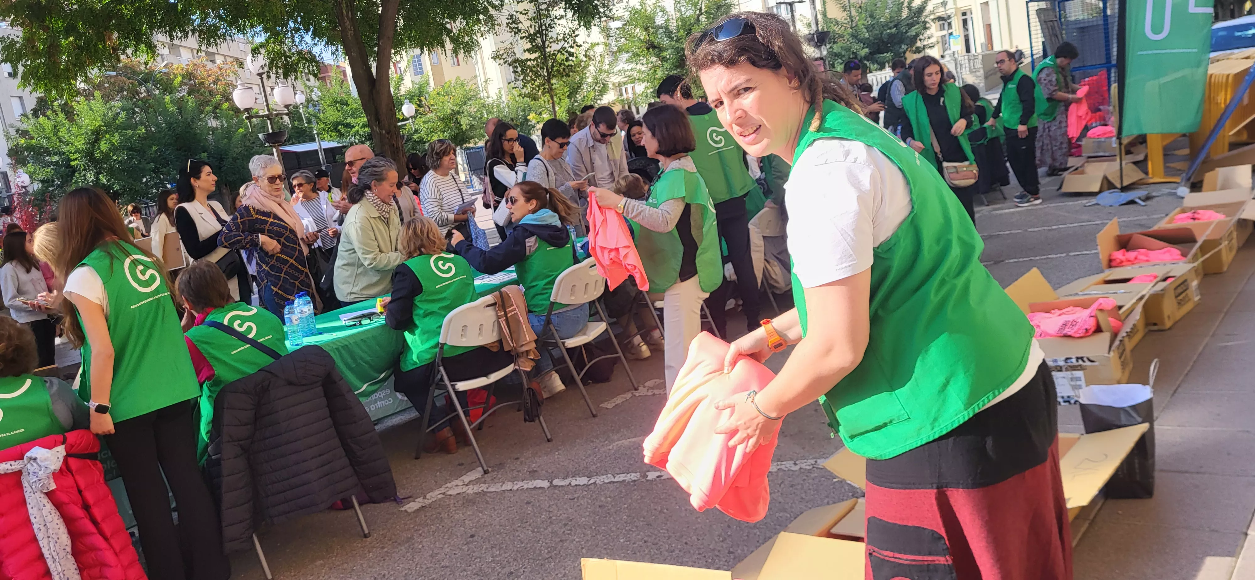Entrega de camisetas y dorsales de la XI Carrera Huesca contra el cáncer. Foto Mercedes Manterola