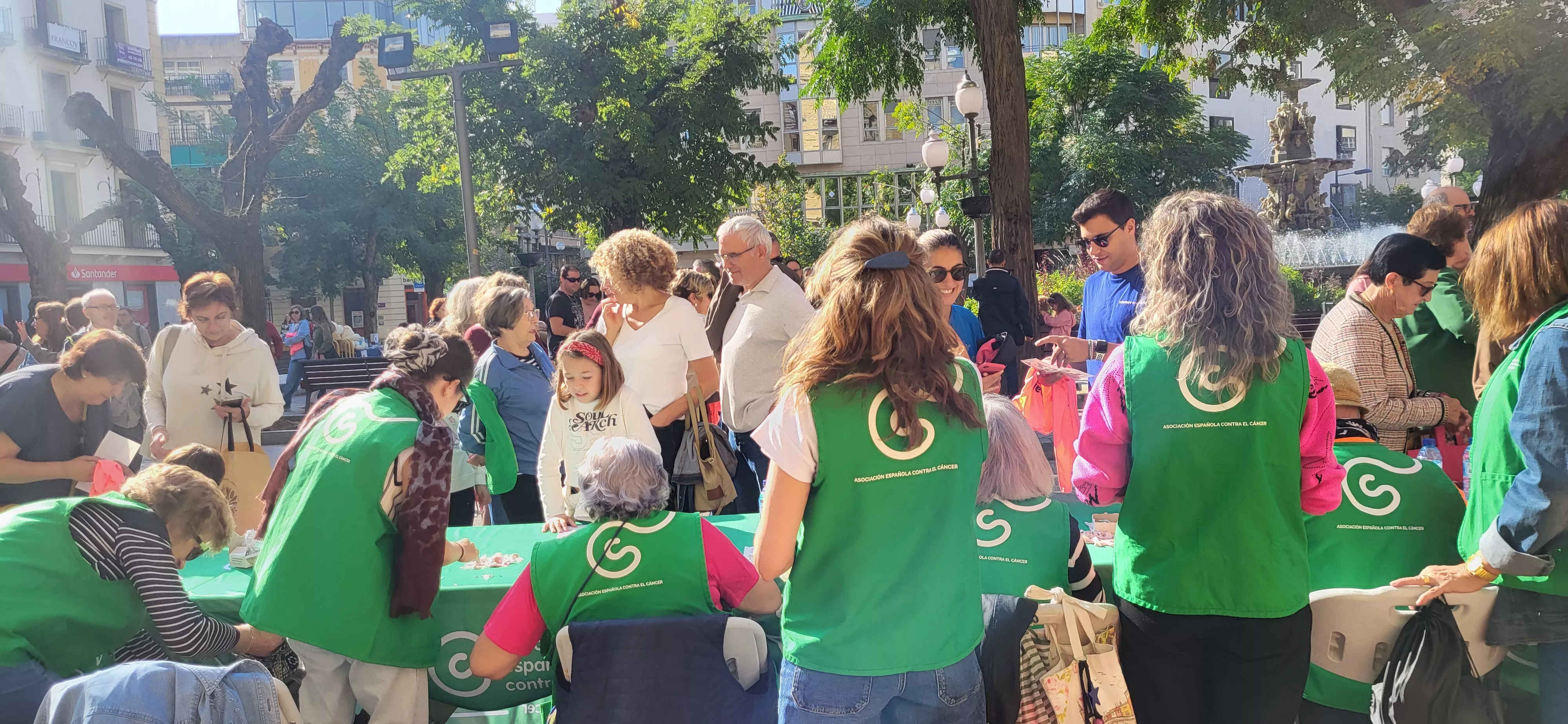 Entrega de camisetas y dorsales de la XI Carrera Huesca contra el cáncer. Foto Mercedes Manterola