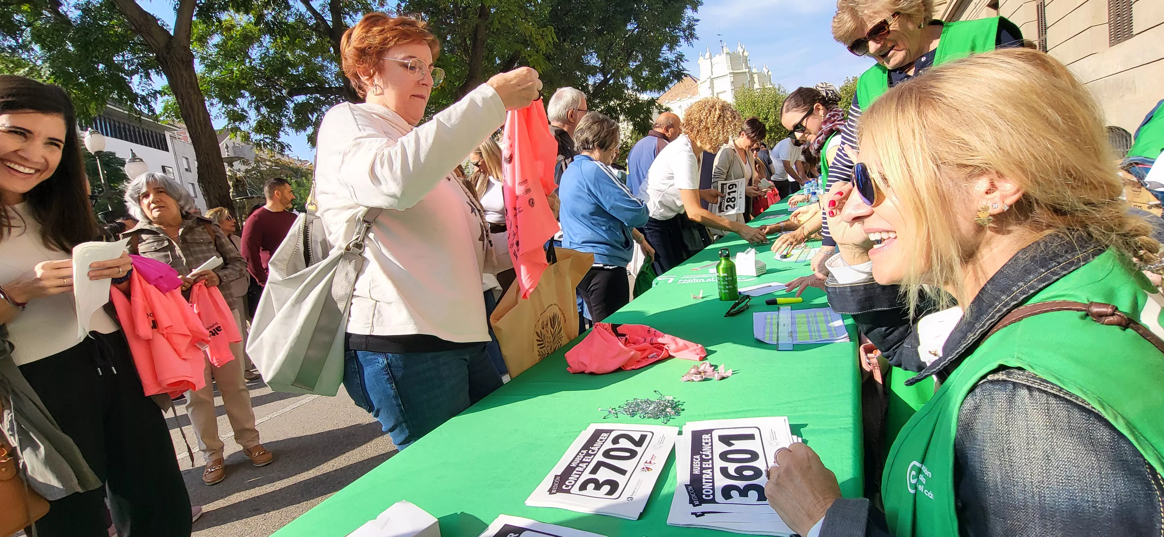 Entrega de camisetas y dorsales de la XI Carrera Huesca contra el cáncer. Foto Mercedes Manterola