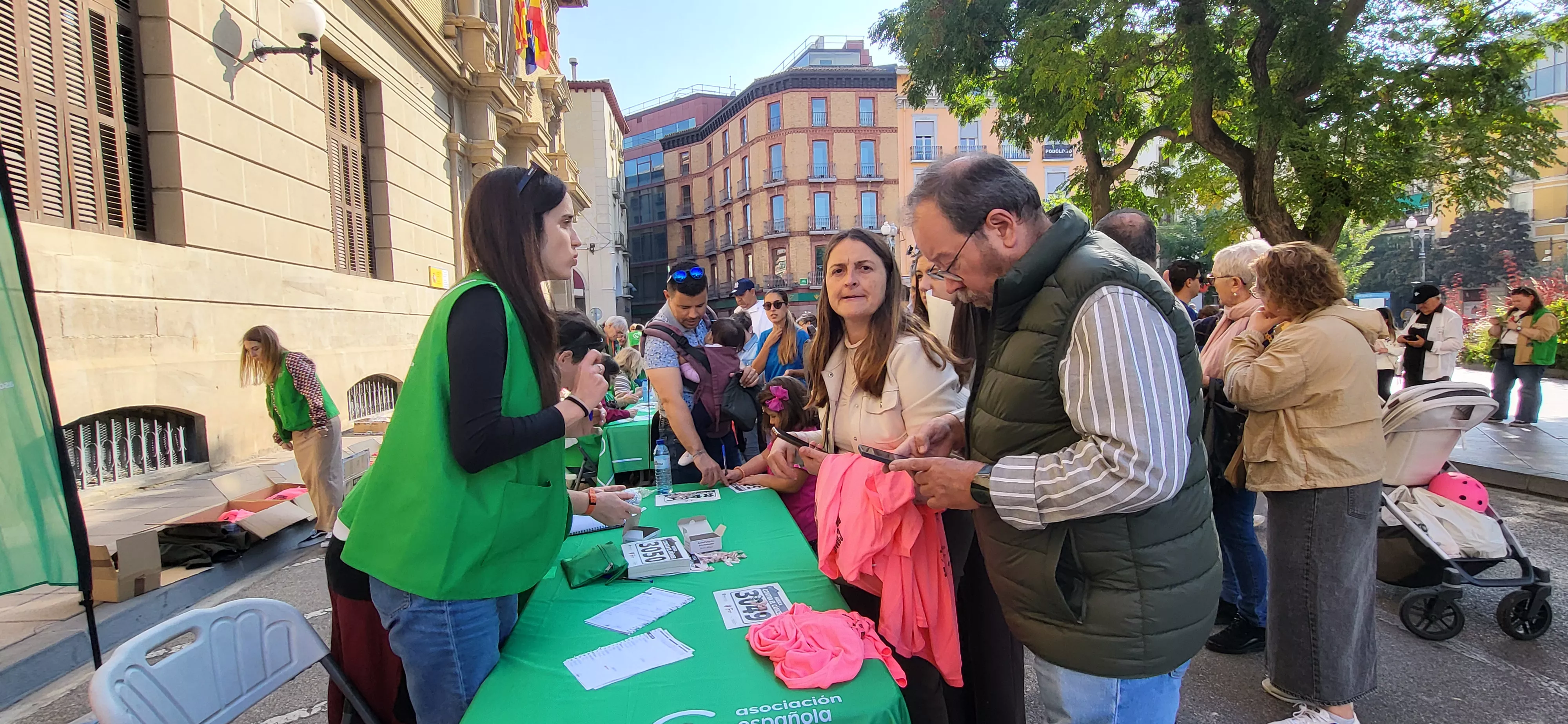 Entrega de camisetas y dorsales de la XI Carrera Huesca contra el cáncer. Foto Mercedes Manterola