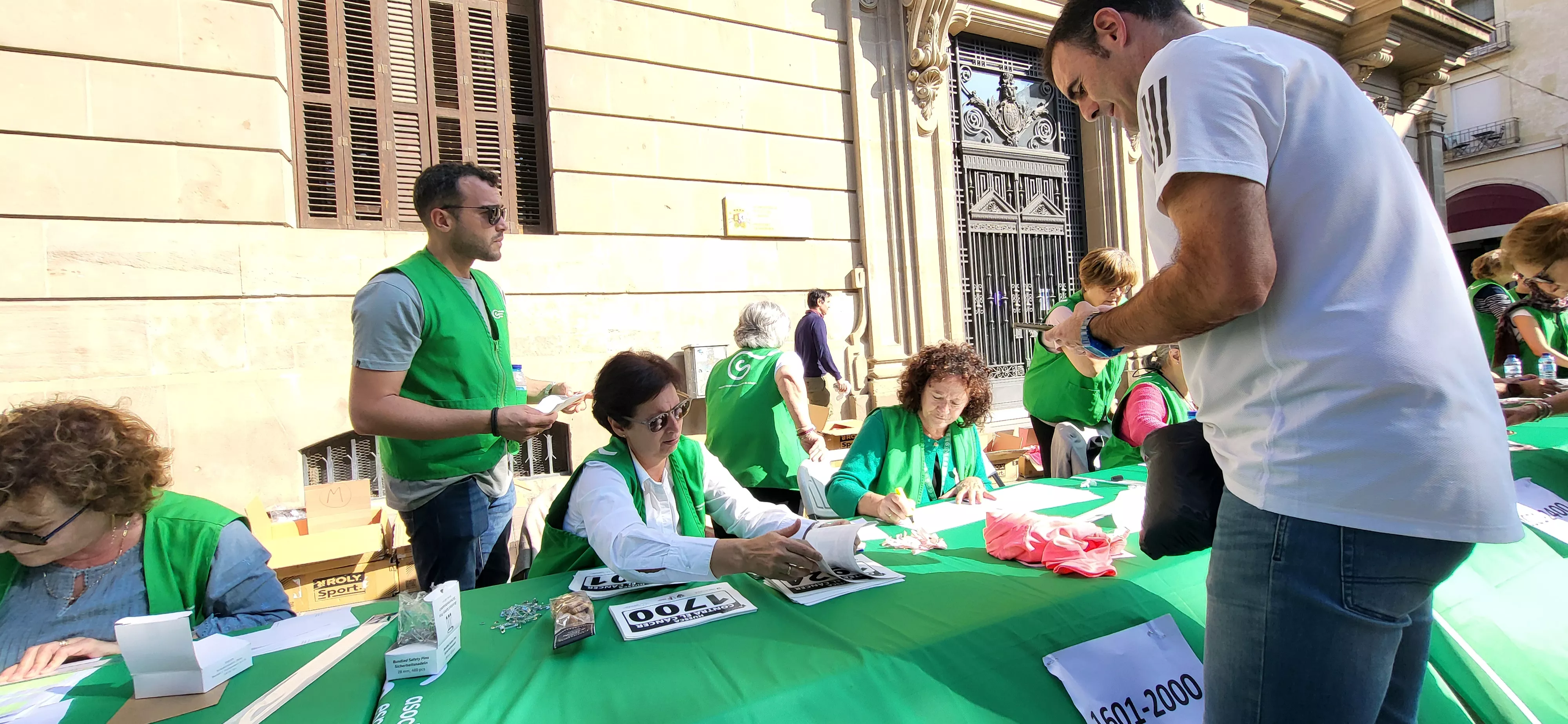 Entrega de camisetas y dorsales de la XI Carrera Huesca contra el cáncer. Foto Mercedes Manterola