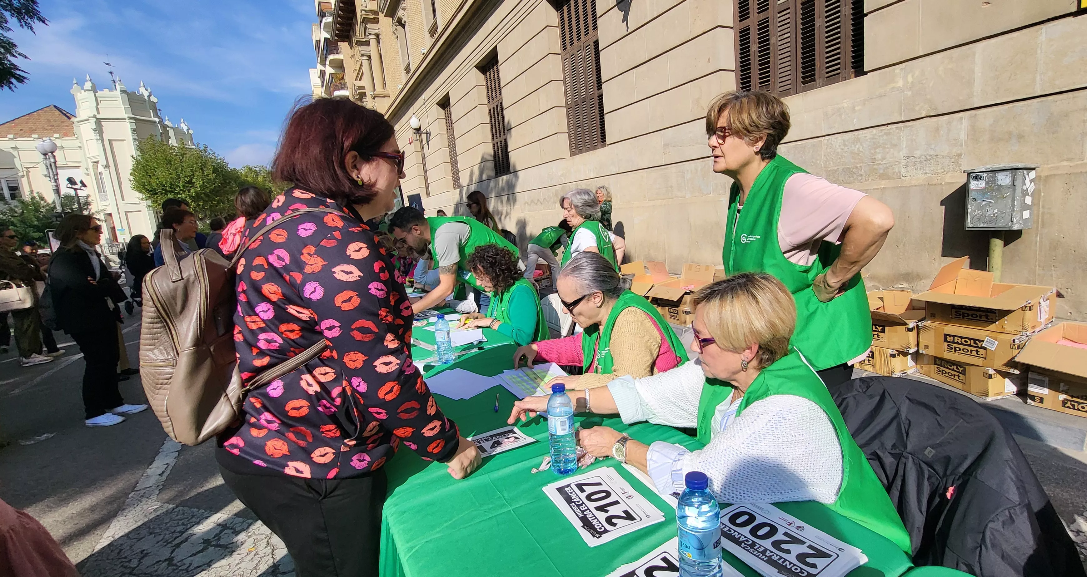 Entrega de camisetas y dorsales de la XI Carrera Huesca contra el cáncer. Foto Mercedes Manterola