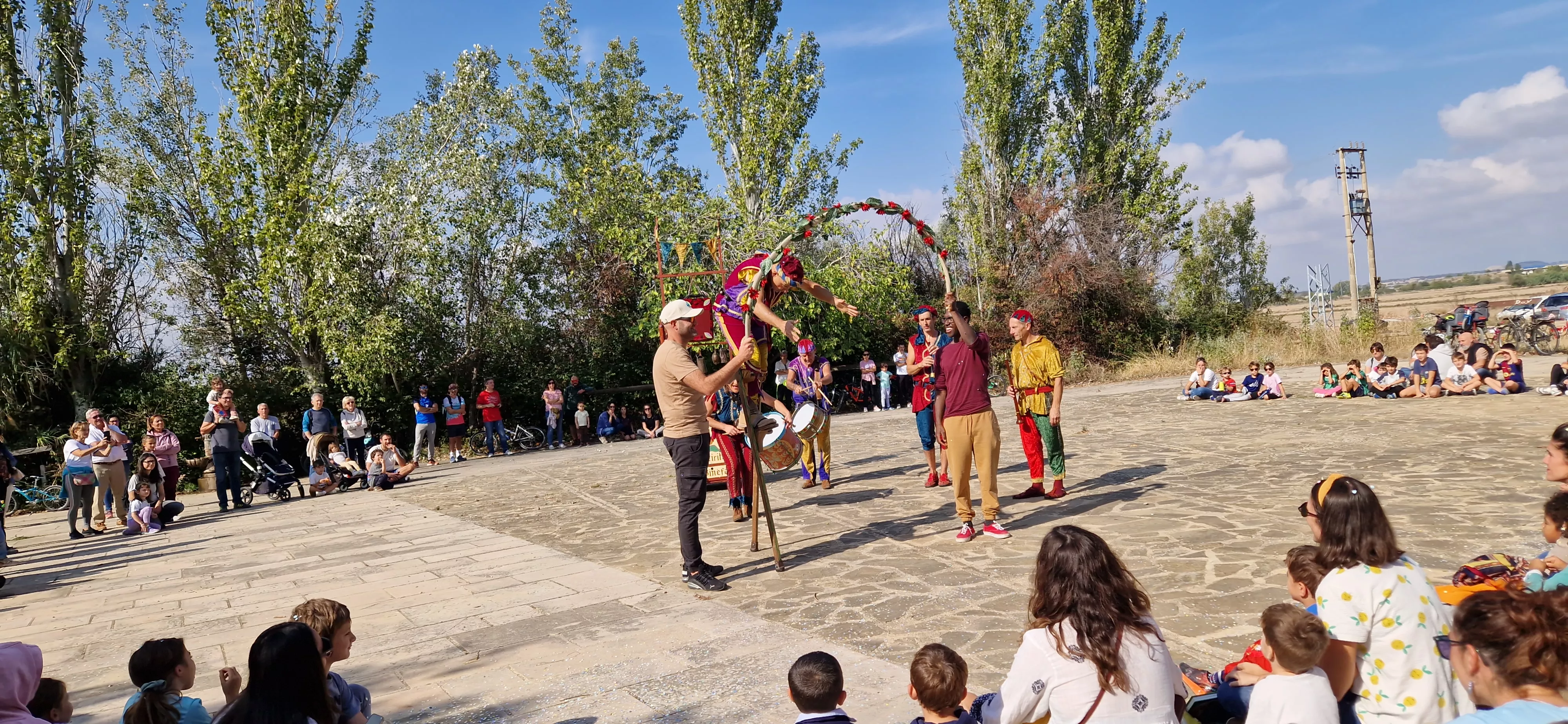 Festival Enclaves del Grial con los Titiriteros de Binéfar en la ermita de Loreto. Foto Myriam Martínez