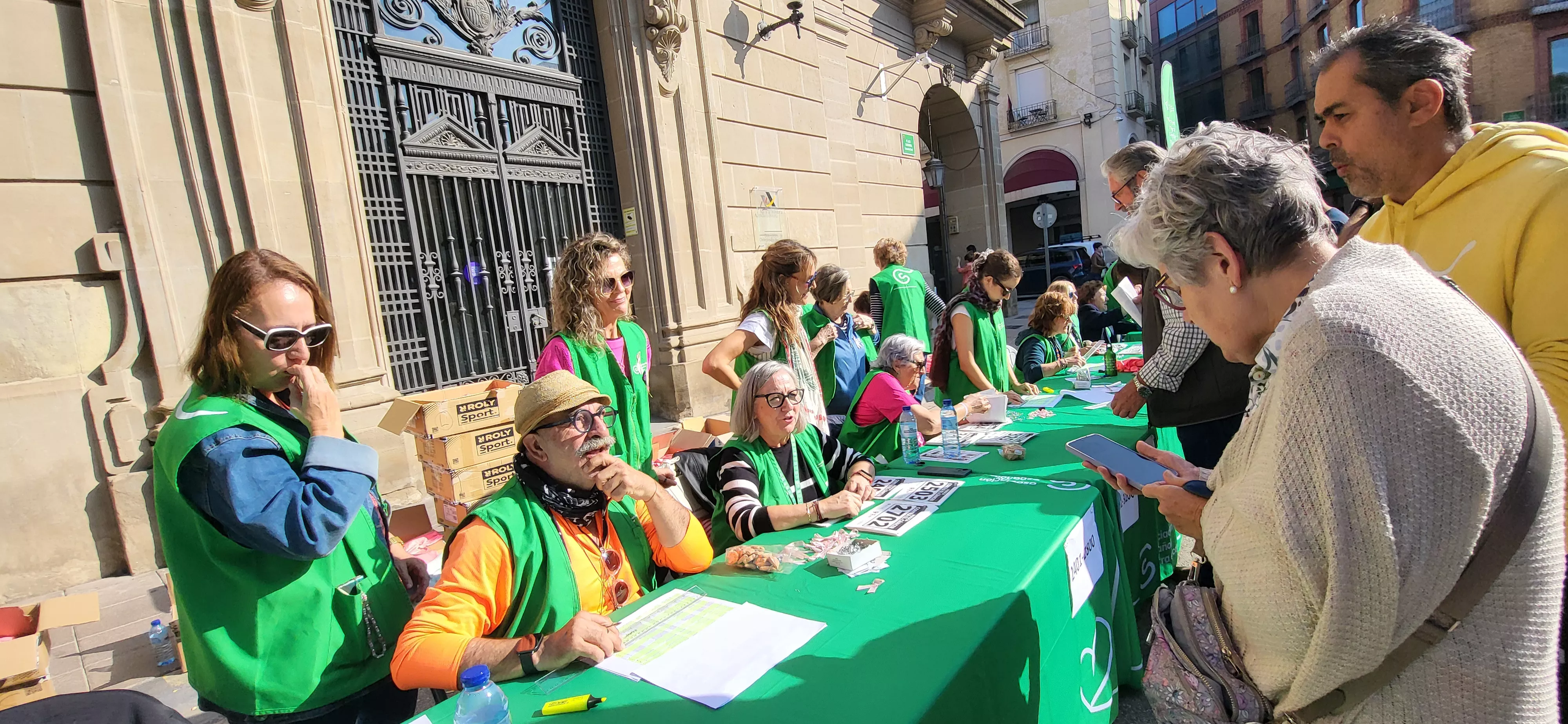 Entrega de camisetas y dorsales de la XI Carrera Huesca contra el cáncer. Foto Mercedes Manterola