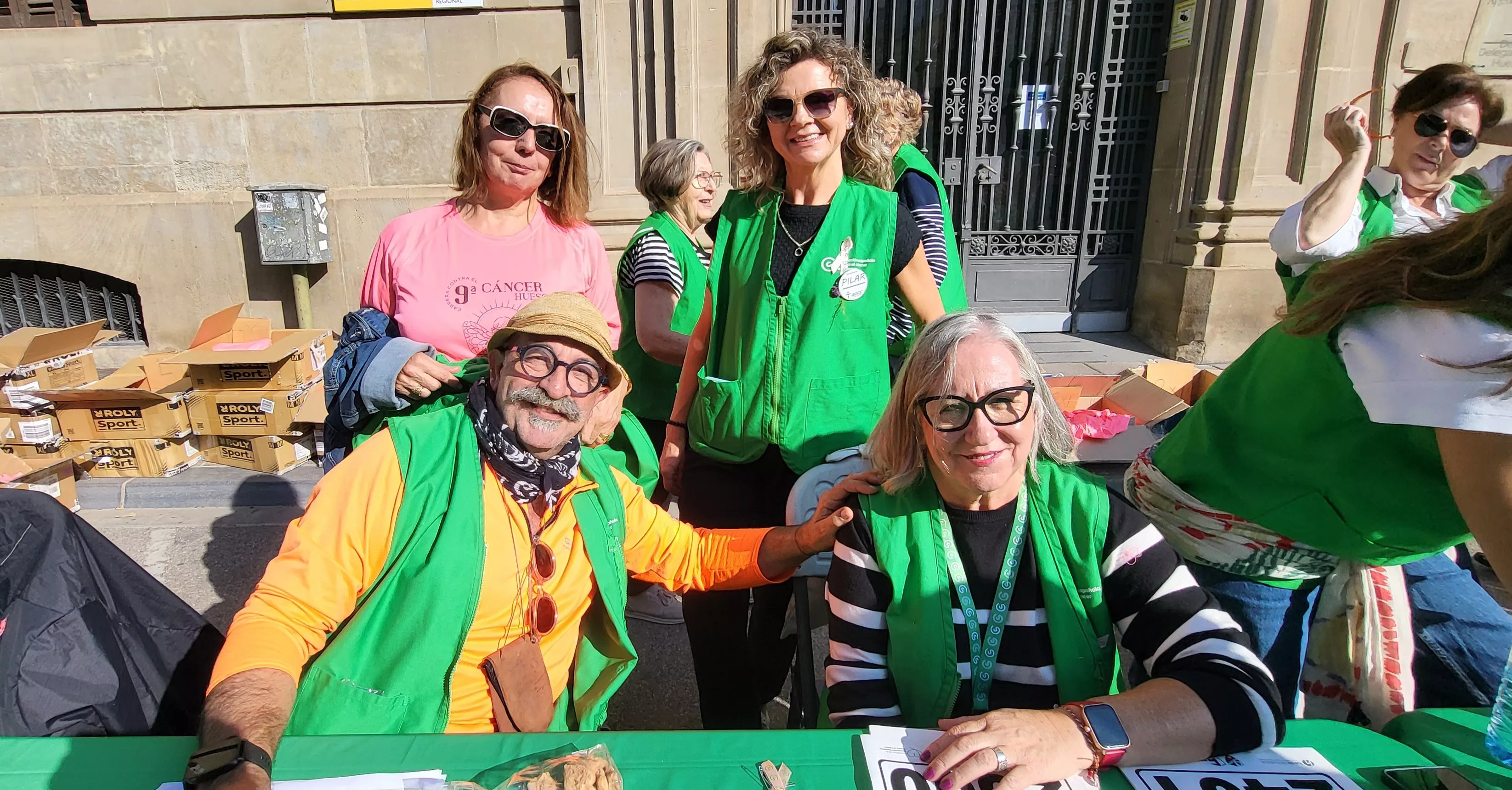 Entrega de camisetas y dorsales de la XI Carrera Huesca contra el cáncer. Foto Mercedes Manterola