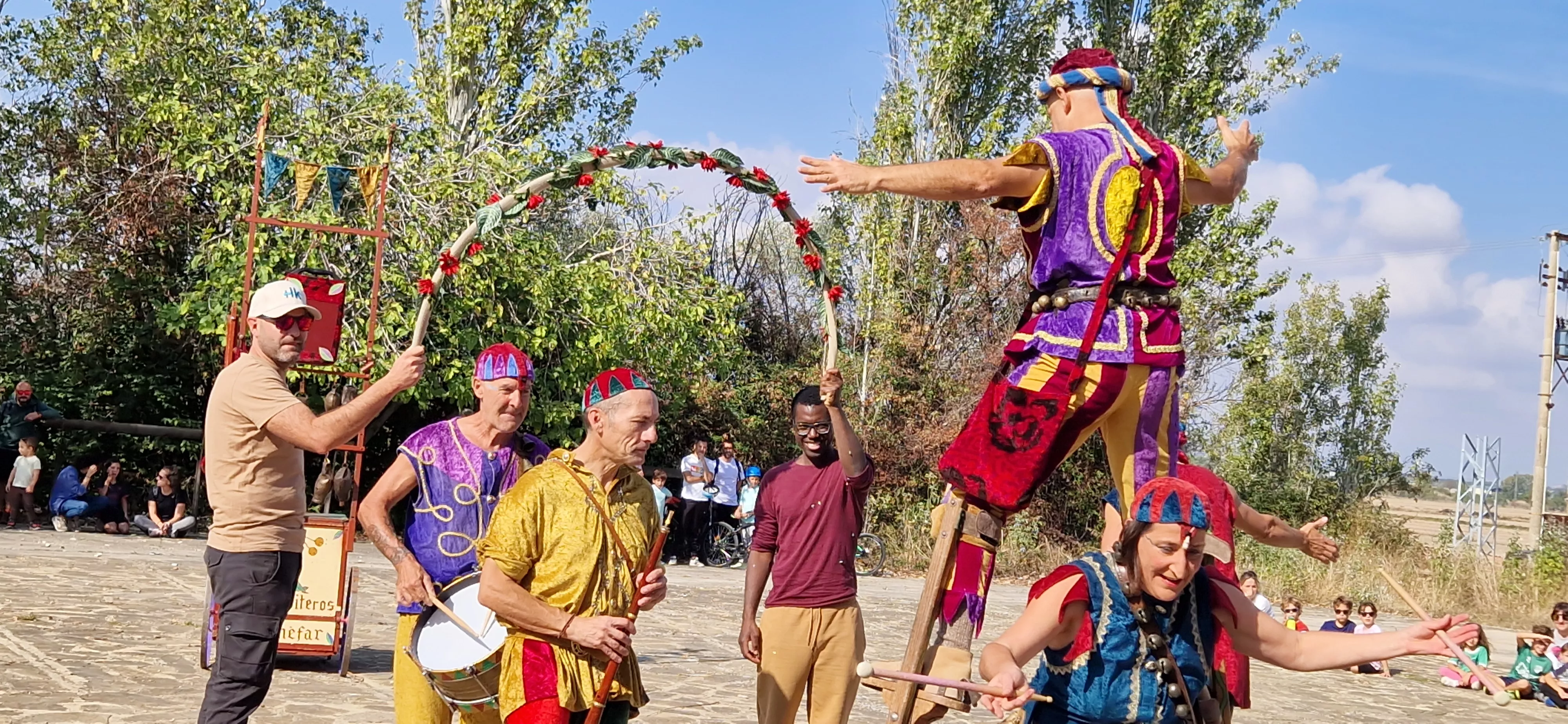 Festival Enclaves del Grial con los Titiriteros de Binéfar en la ermita de Loreto. Foto Myriam Martínez