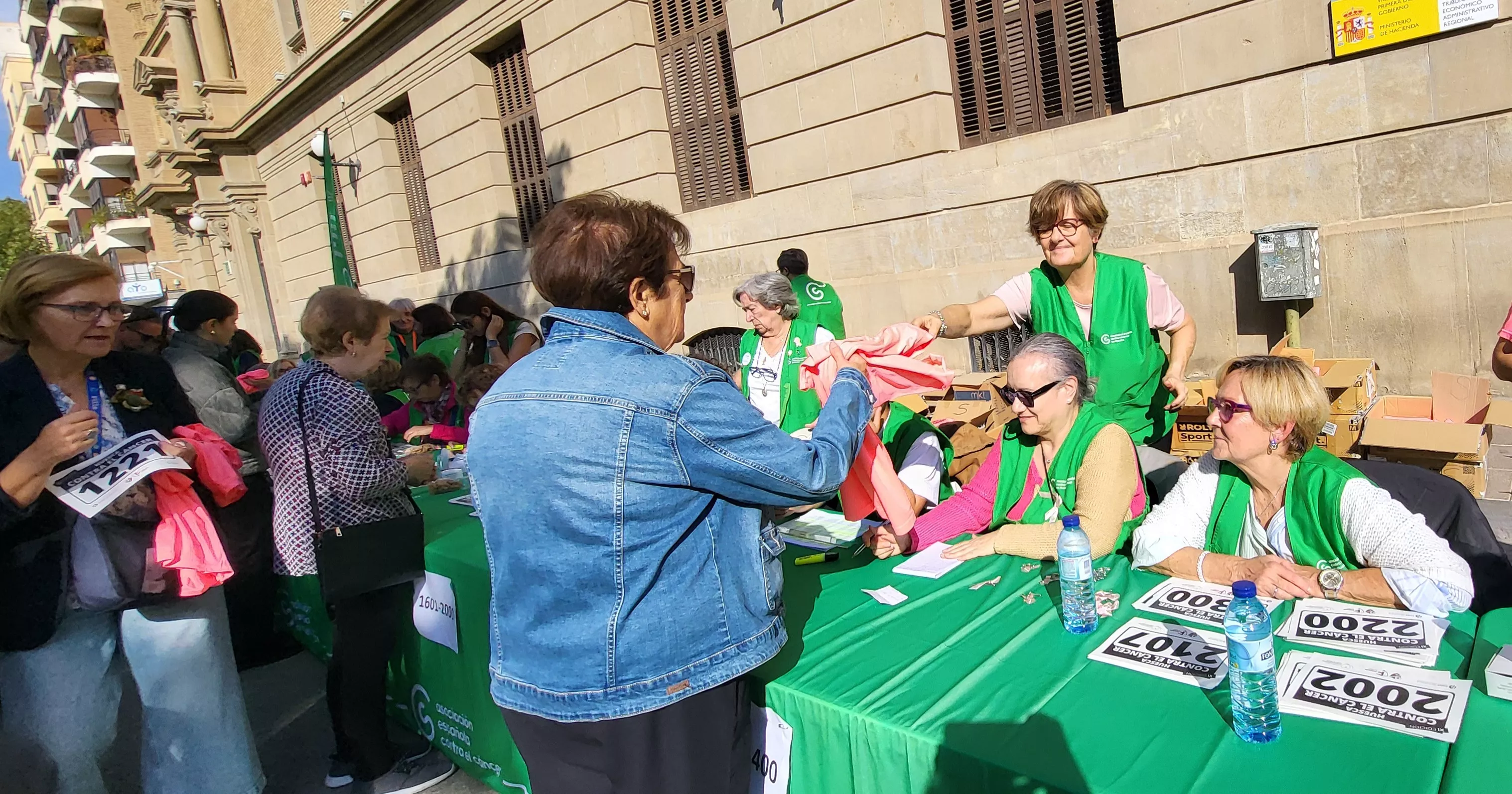 Entrega de camisetas y dorsales de la XI Carrera Huesca contra el cáncer. Foto Mercedes Manterola