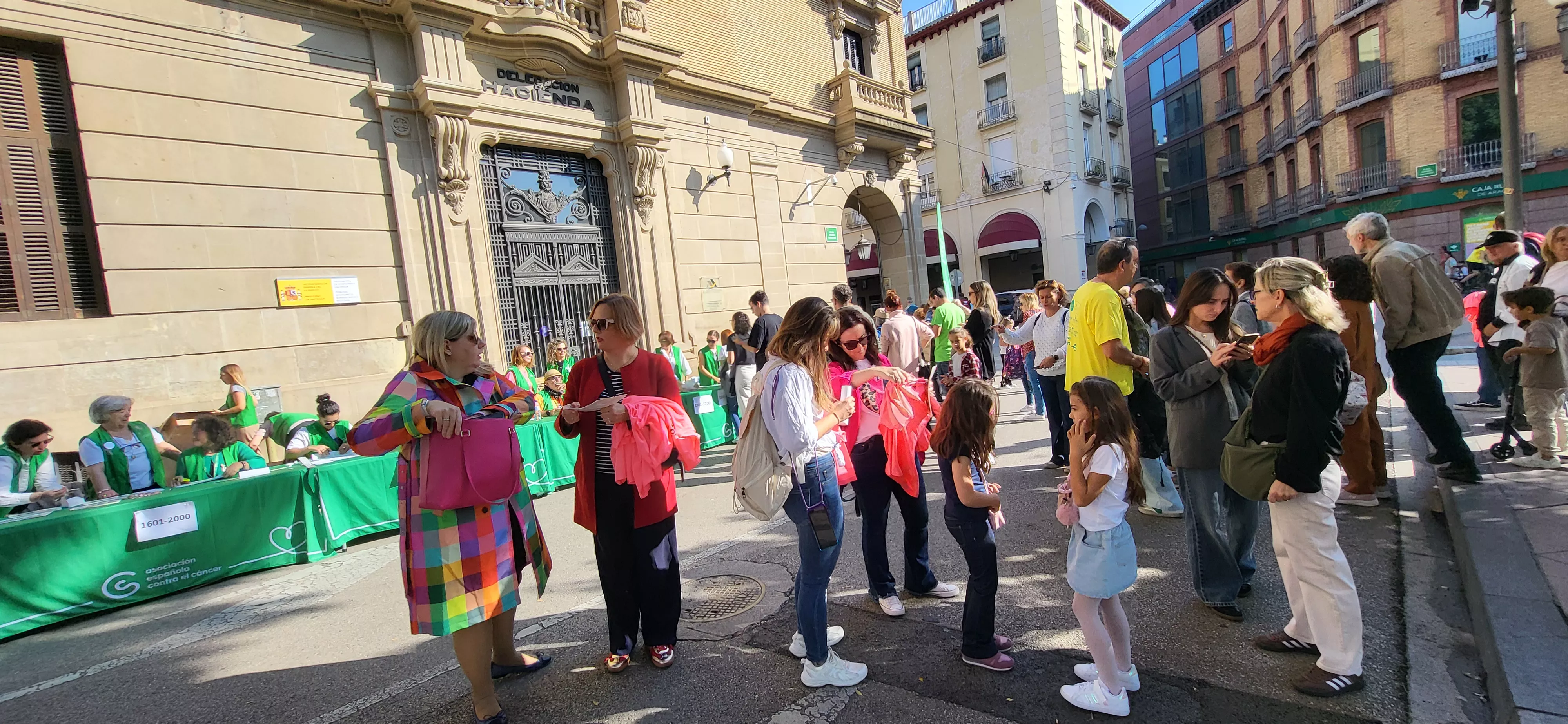 Entrega de camisetas y dorsales de la XI Carrera Huesca contra el cáncer. Foto Mercedes Manterola