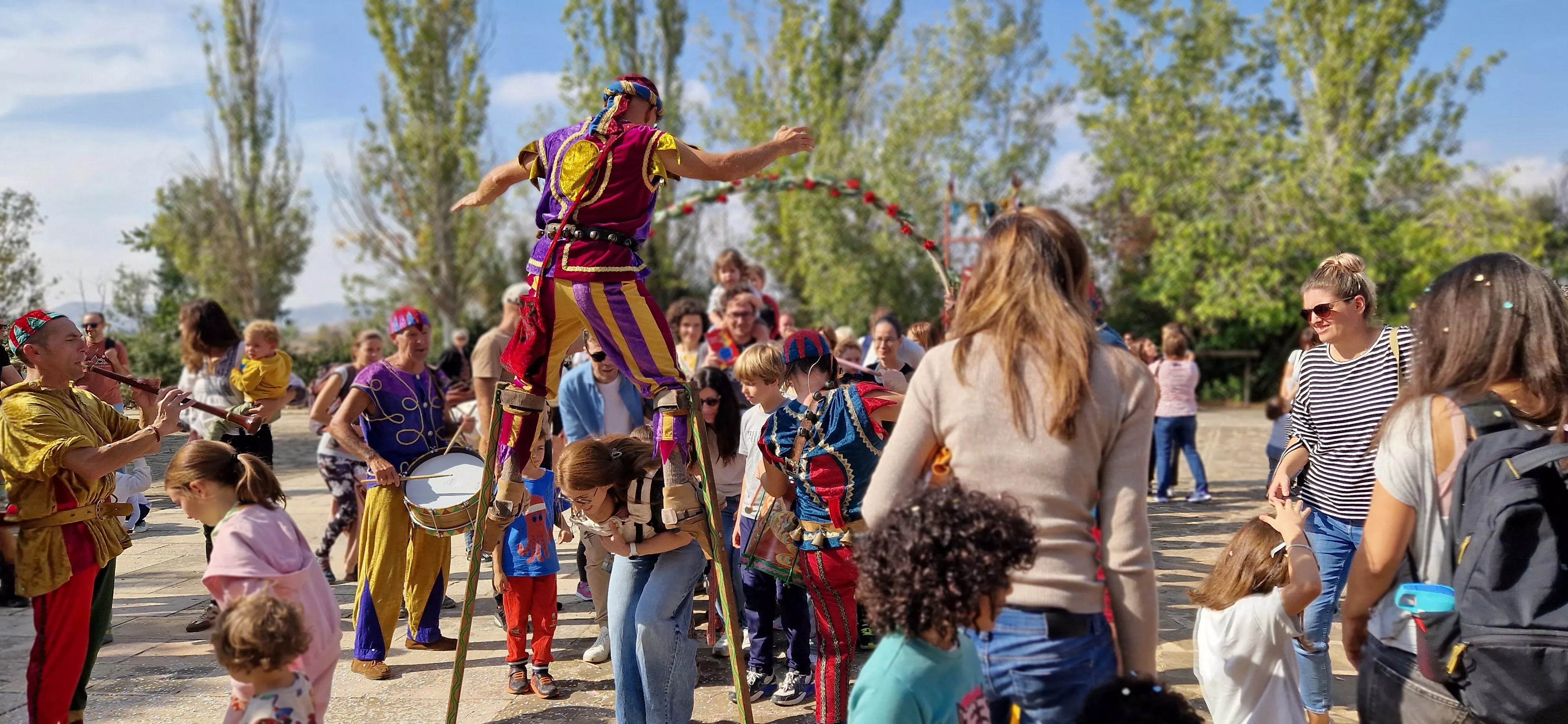 Festival Enclaves del Grial con los Titiriteros de Binéfar en la ermita de Loreto. Foto Myriam Martínez