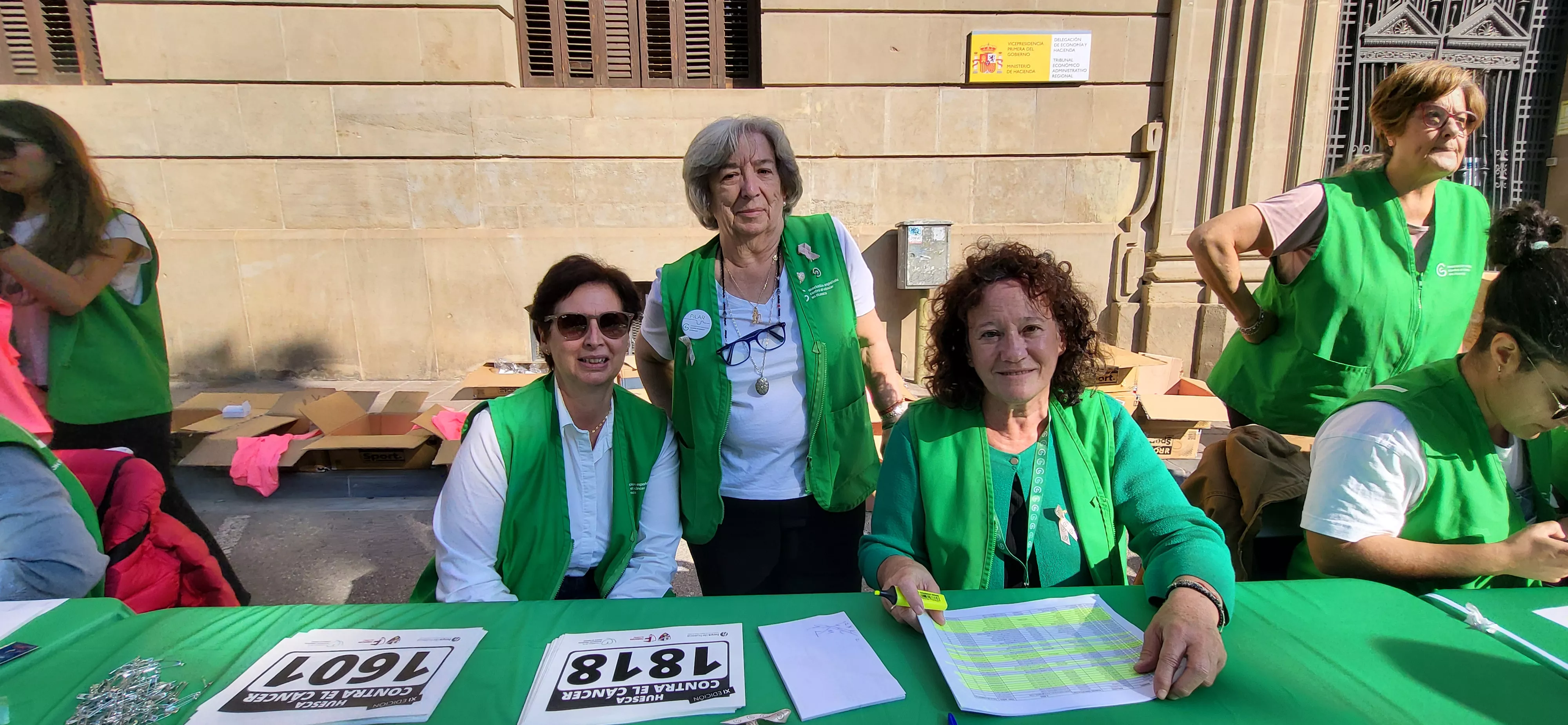 Entrega de camisetas y dorsales de la XI Carrera Huesca contra el cáncer. Foto Mercedes Manterola