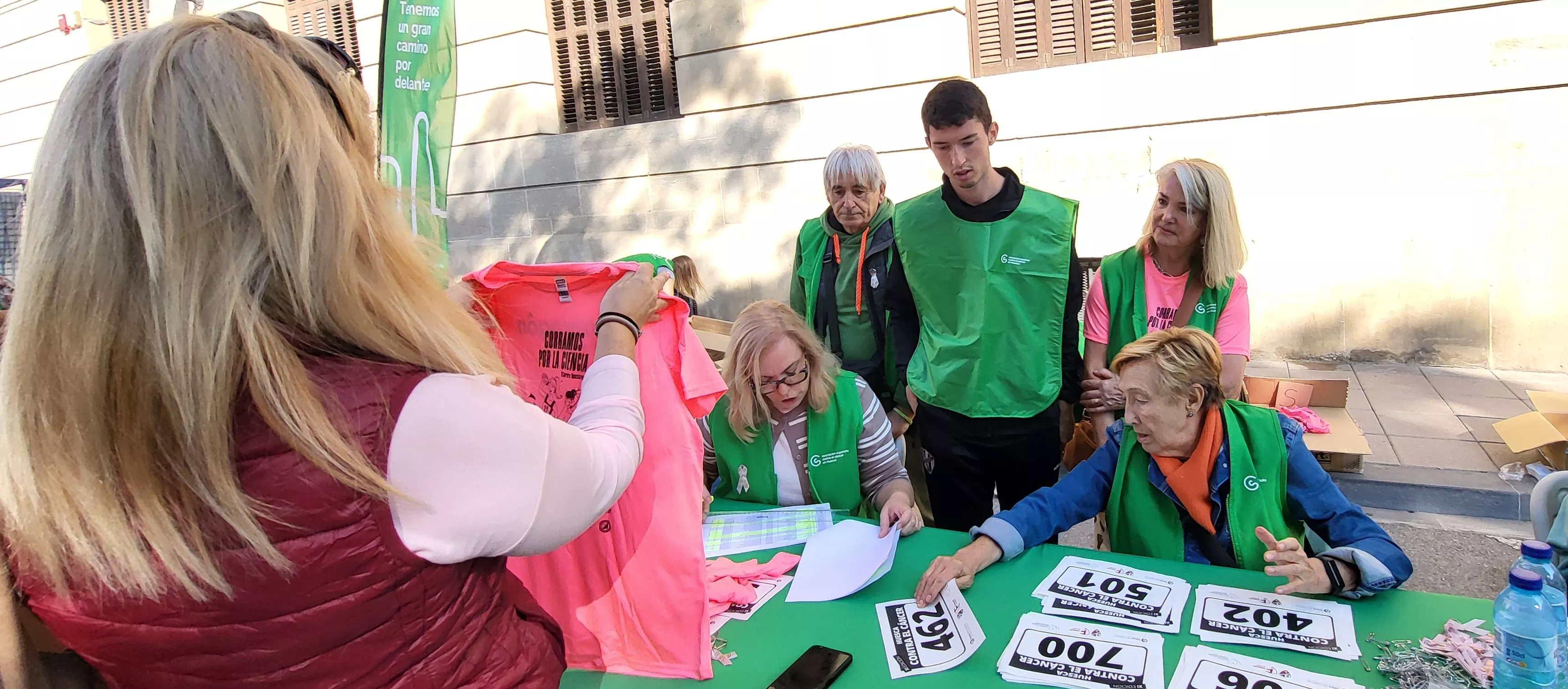 Entrega de camisetas y dorsales de la XI Carrera Huesca contra el cáncer. Foto Mercedes Manterola