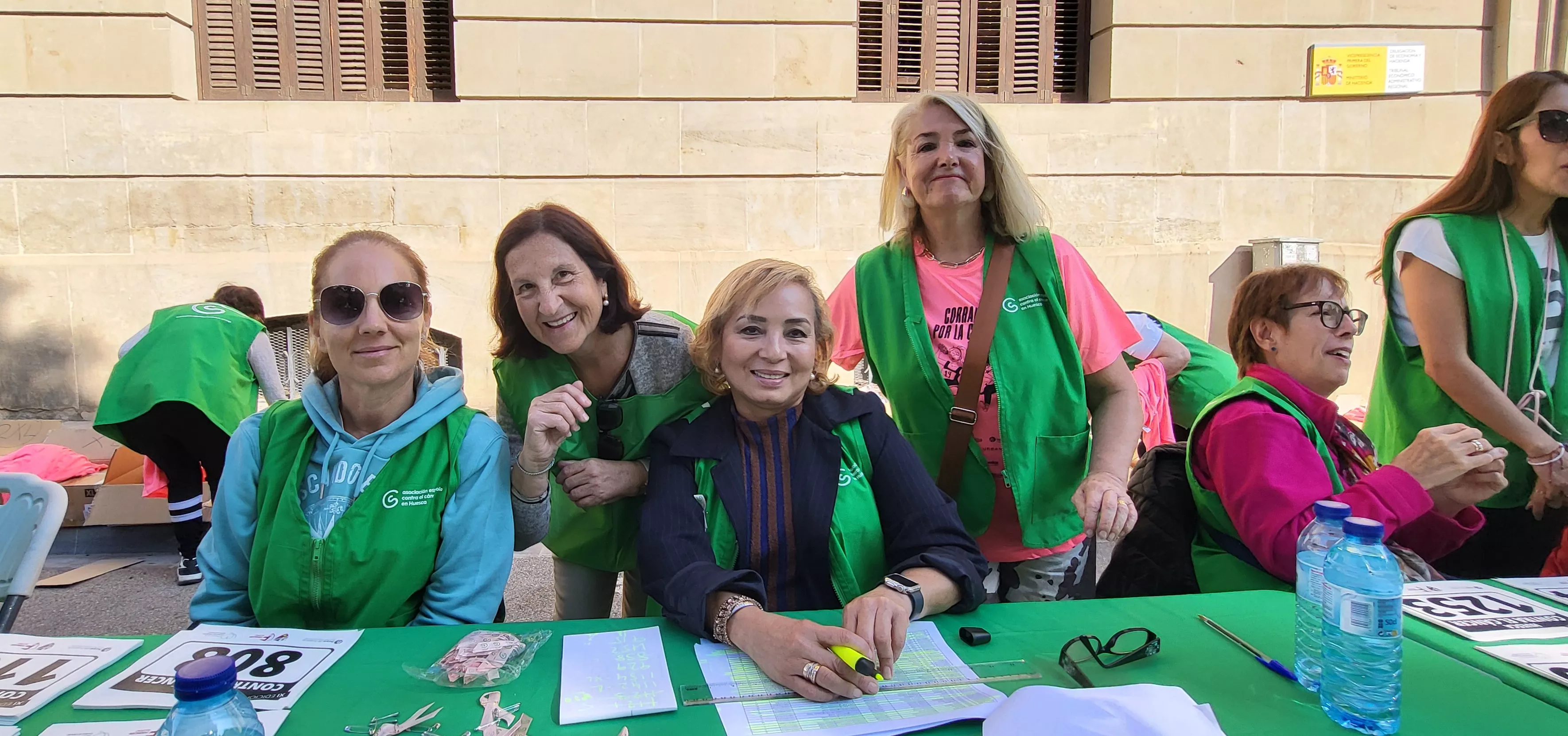 Entrega de camisetas y dorsales de la XI Carrera Huesca contra el cáncer. Foto Mercedes Manterola