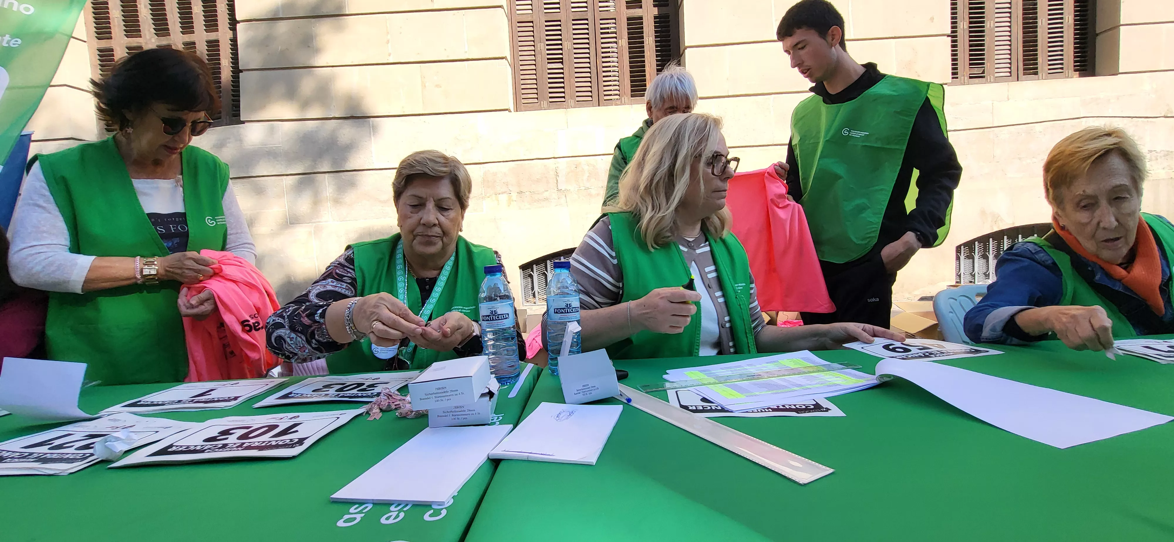 Entrega de camisetas y dorsales de la XI Carrera Huesca contra el cáncer. Foto Mercedes Manterola