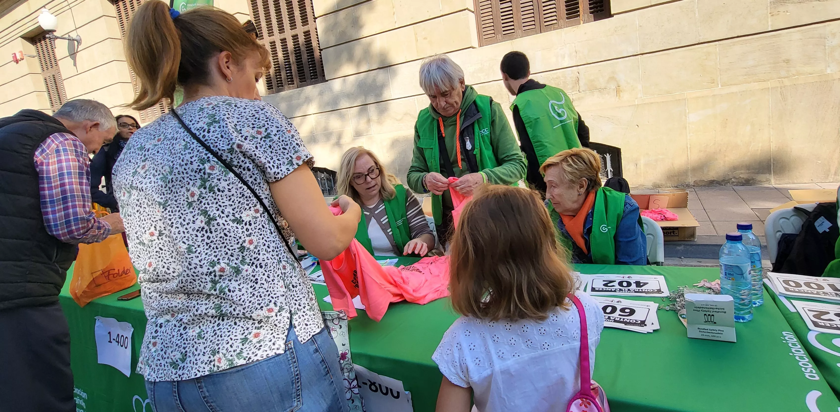 Entrega de camisetas y dorsales de la XI Carrera Huesca contra el cáncer. Foto Mercedes Manterola