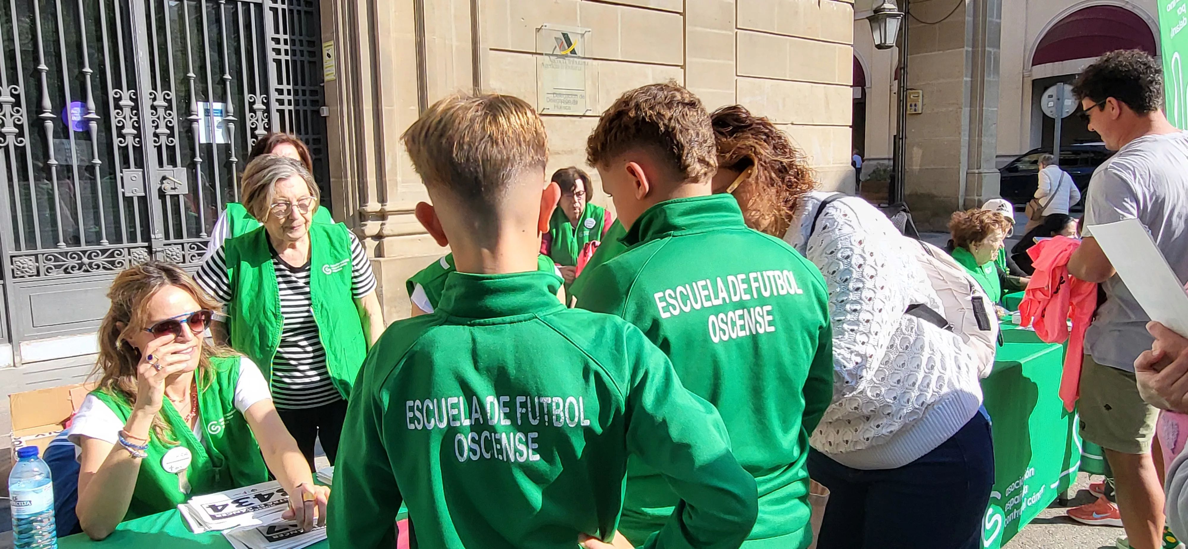Entrega de camisetas y dorsales de la XI Carrera Huesca contra el cáncer. Foto Mercedes Manterola