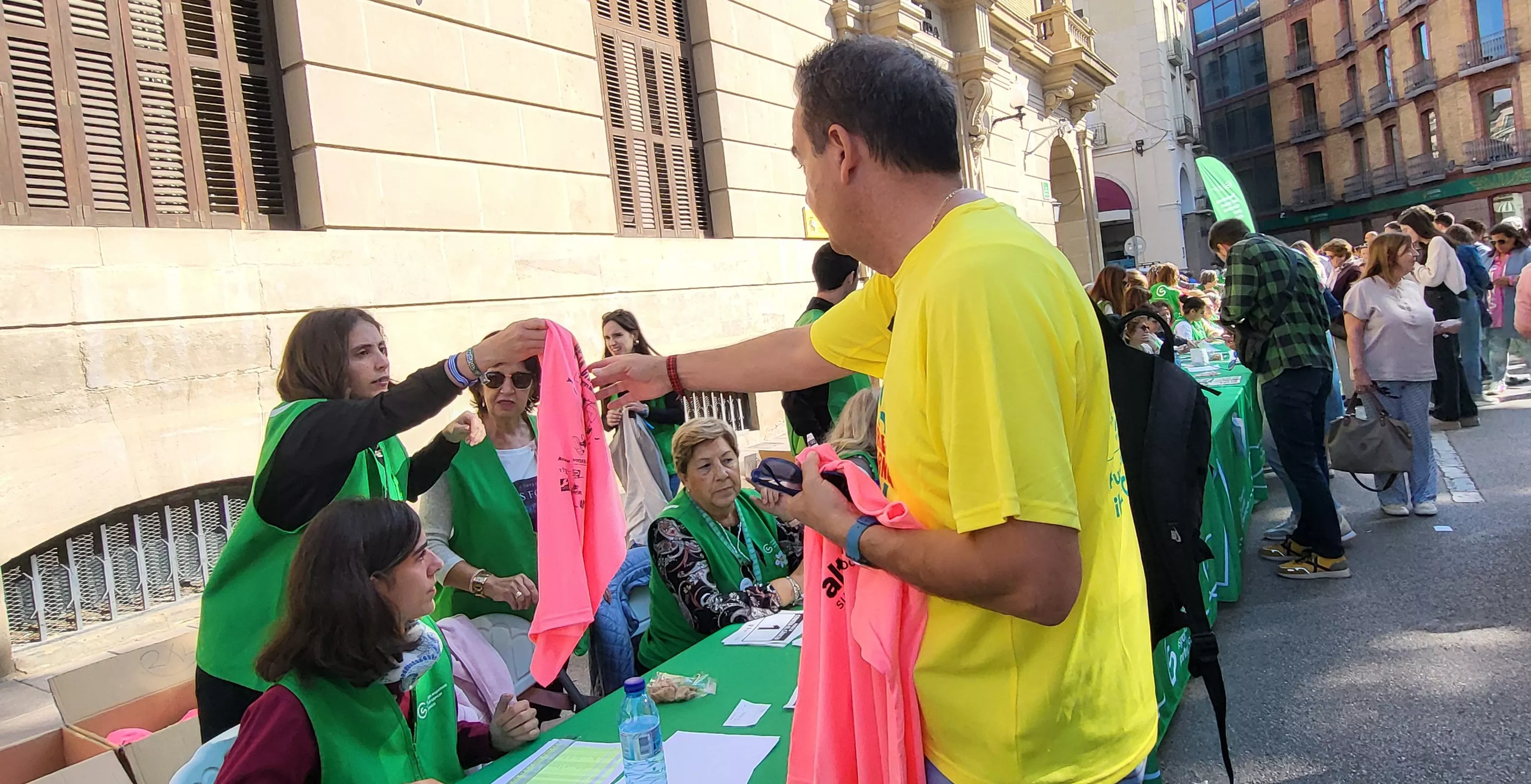 Entrega de camisetas y dorsales de la XI Carrera Huesca contra el cáncer. Foto Mercedes Manterola