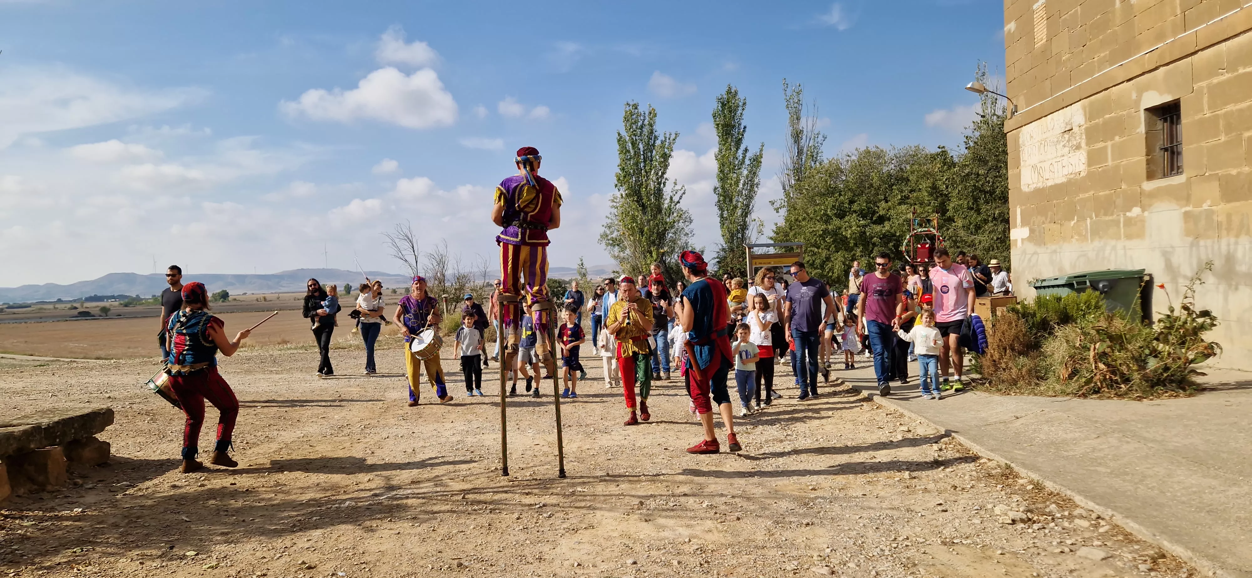 Festival Enclaves del Grial con los Titiriteros de Binéfar en la ermita de Loreto. Foto Myriam Martínez
