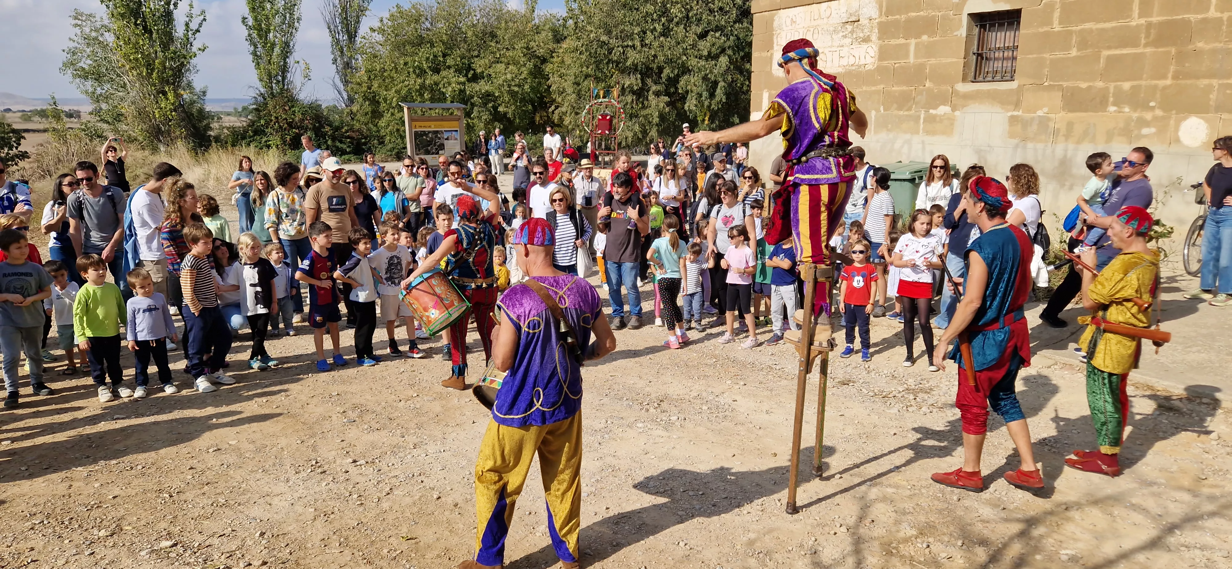 Festival Enclaves del Grial con los Titiriteros de Binéfar en la ermita de Loreto. Foto Myriam Martínez
