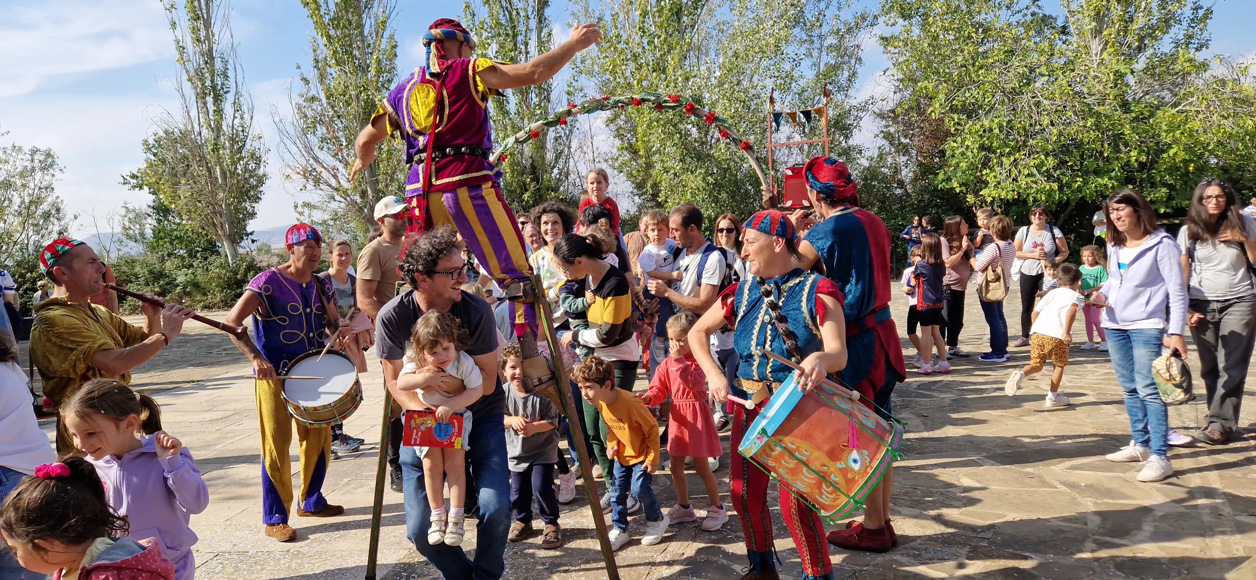 Festival Enclaves del Grial con los Titiriteros de Binéfar en la ermita de Loreto. Foto Myriam Martínez
