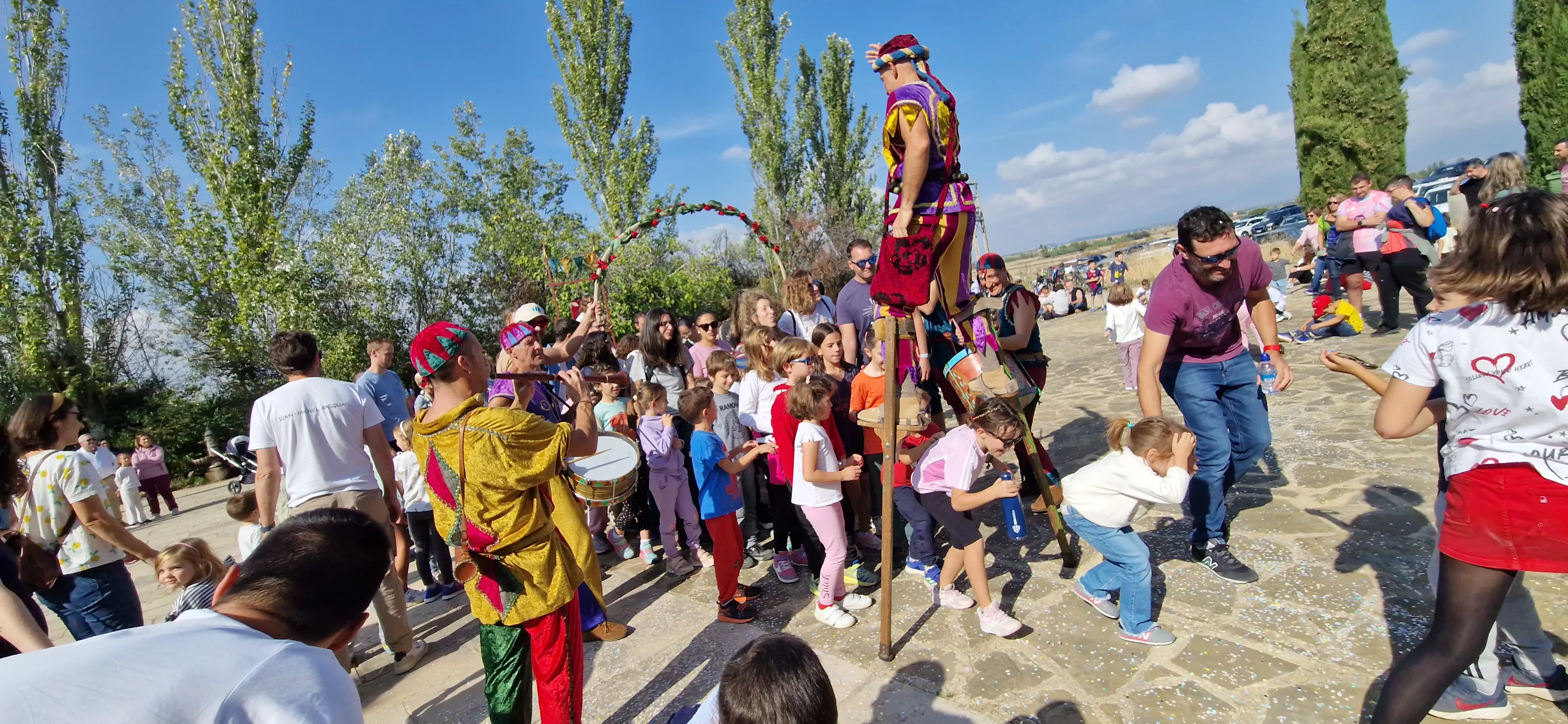 Festival Enclaves del Grial con los Titiriteros de Binéfar en la ermita de Loreto. Foto Myriam Martínez