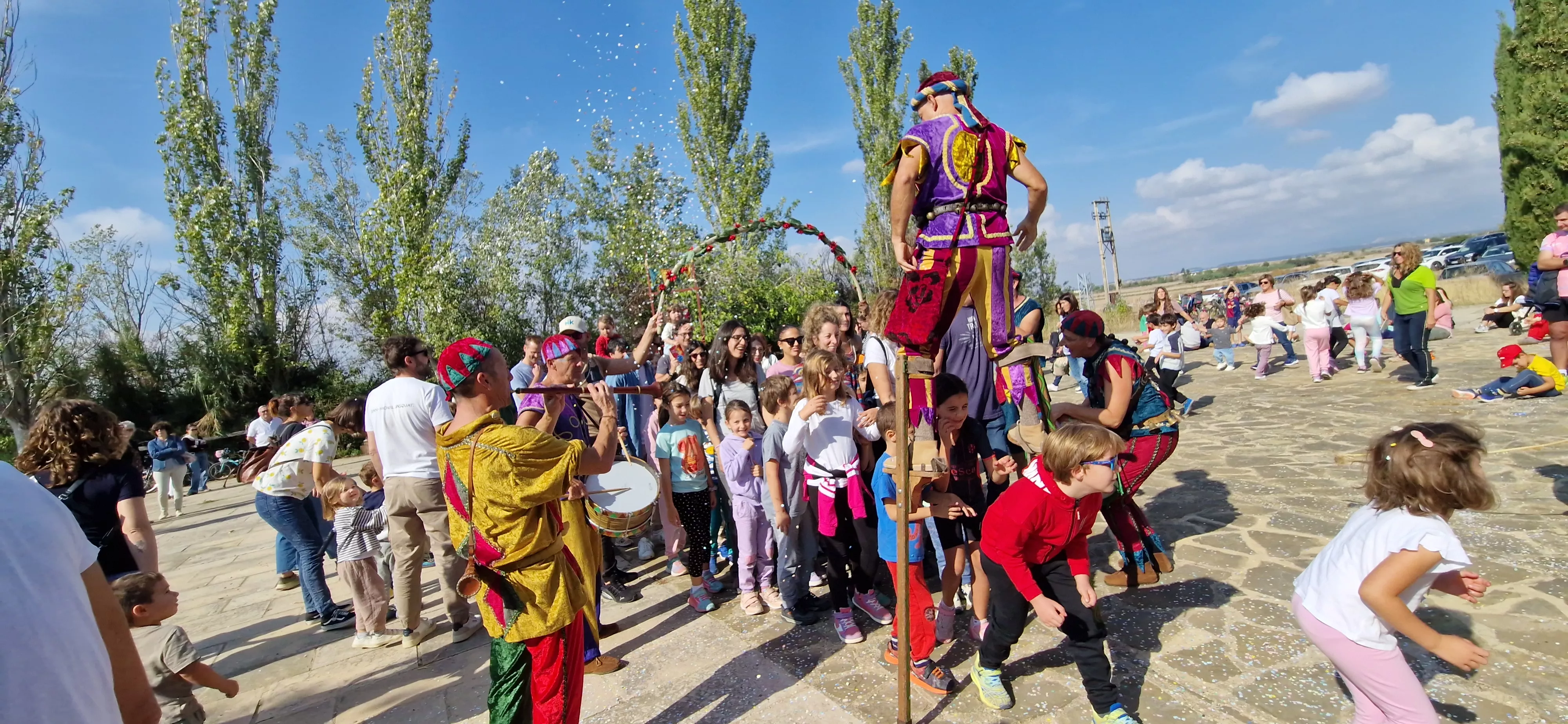 Festival Enclaves del Grial con los Titiriteros de Binéfar en la ermita de Loreto. Foto Myriam Martínez