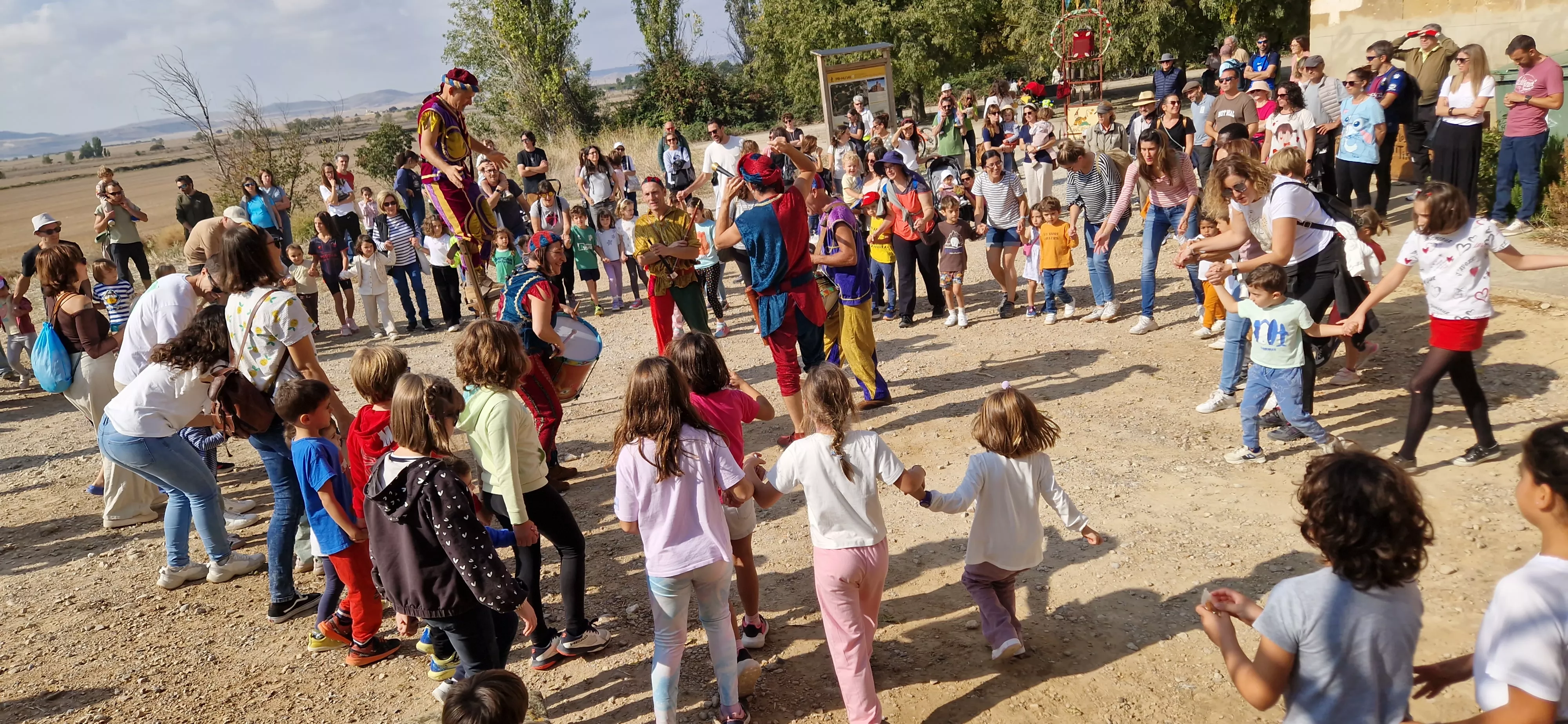 Festival Enclaves del Grial con los Titiriteros de Binéfar en la ermita de Loreto. Foto Myriam Martínez