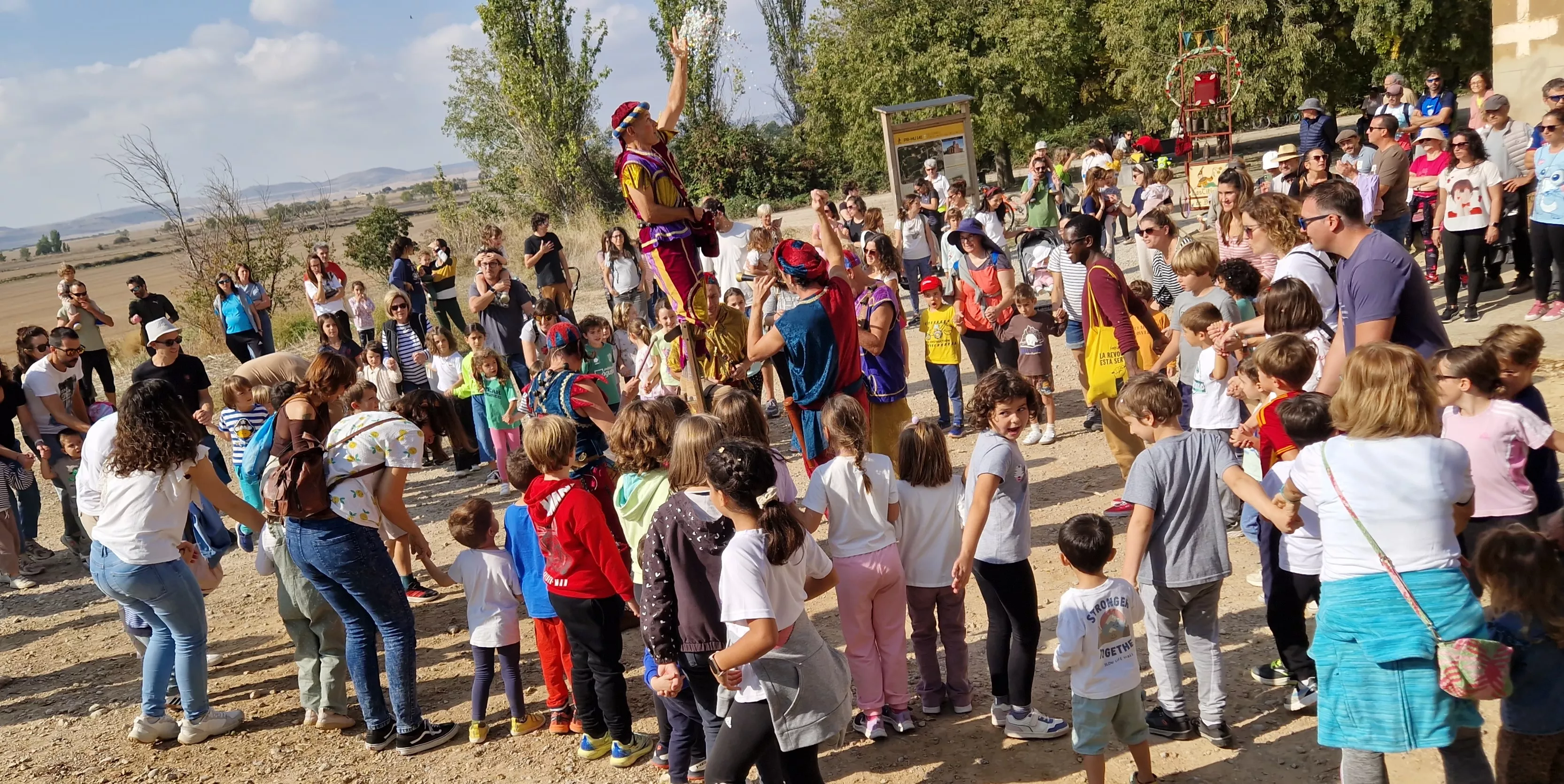 Festival Enclaves del Grial con los Titiriteros de Binéfar en la ermita de Loreto. Foto Myriam Martínez