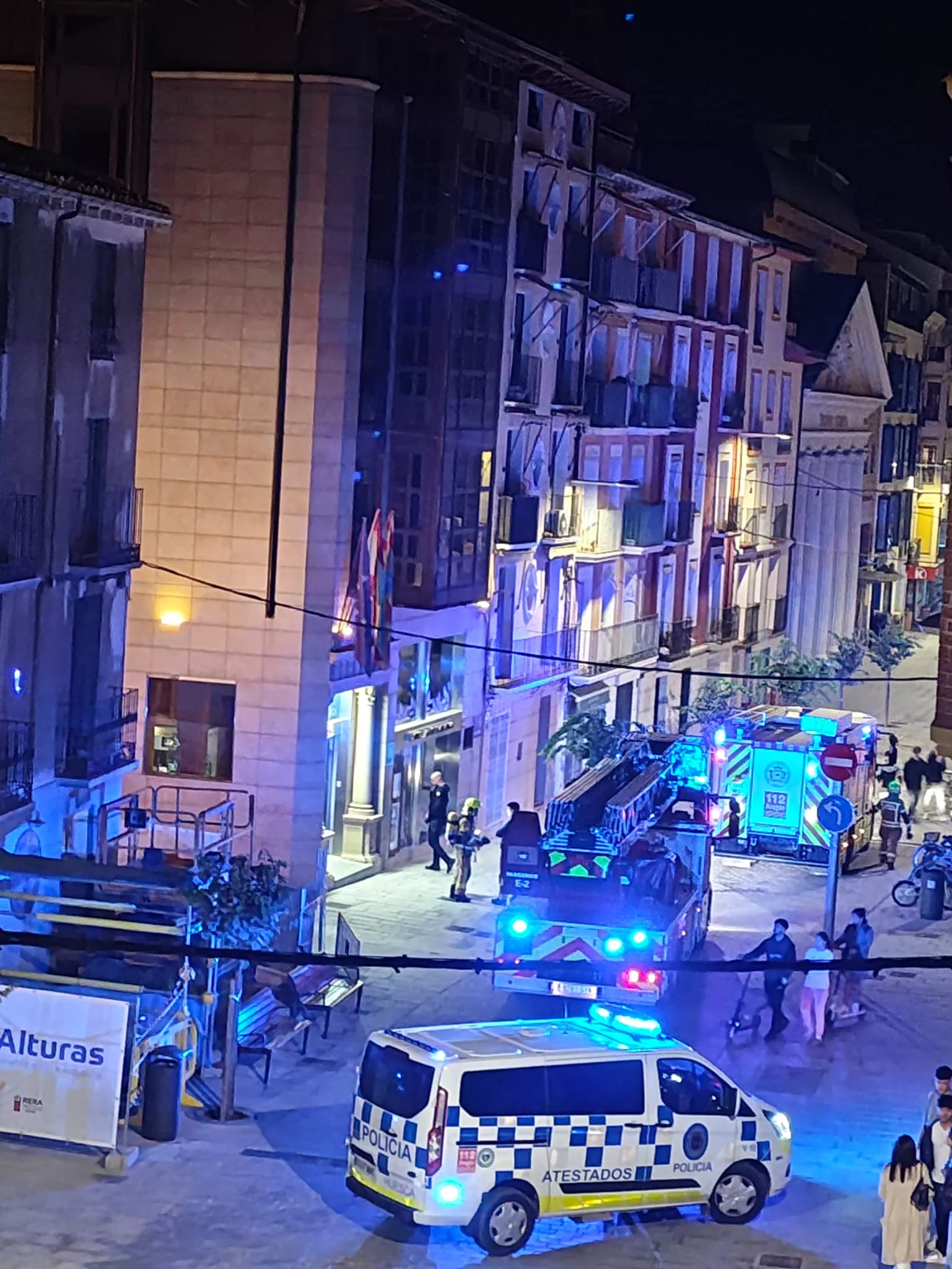 Los servicios de emergencia acudieron de inmediato cuando recibieron el aviso del incendio en el Hotel Sancho Abarca. Los servicios de emergencia acudieron de inmediato cuando recibieron el aviso del incendio en el Hotel Sancho Abarca.