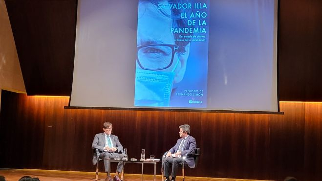 Salvador Illa y Luis Felipe con la portada del libro al fondo