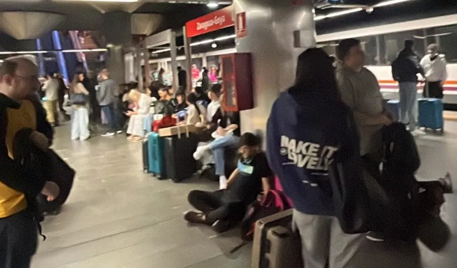 Otra debacle ferroviaria: el último Regional Zaragoza-Huesca llega con más de dos horas de retraso Otra debacle ferroviaria: el último Regional Zaragoza-Huesca llega con más de dos horas de retraso