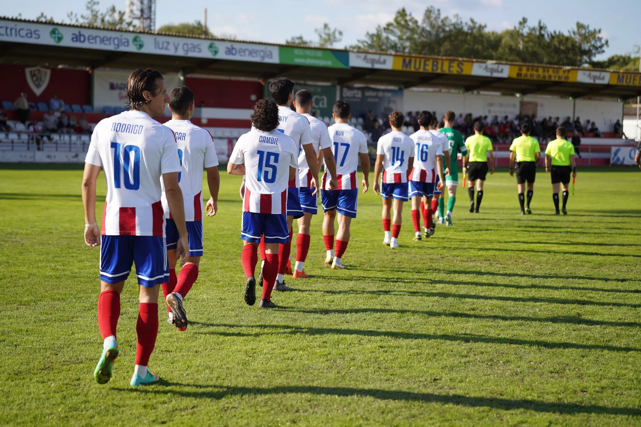 Salida de los jugadores del Barbastro en el último partido. Foto: Dani Vidal