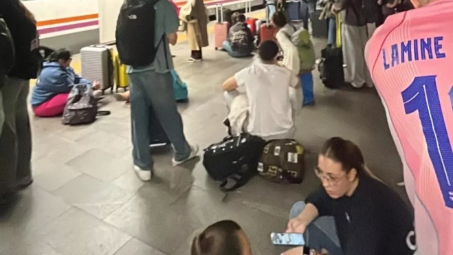 Los jóvenes, acomodados en el suelo Los jóvenes, acomodados en el suelo