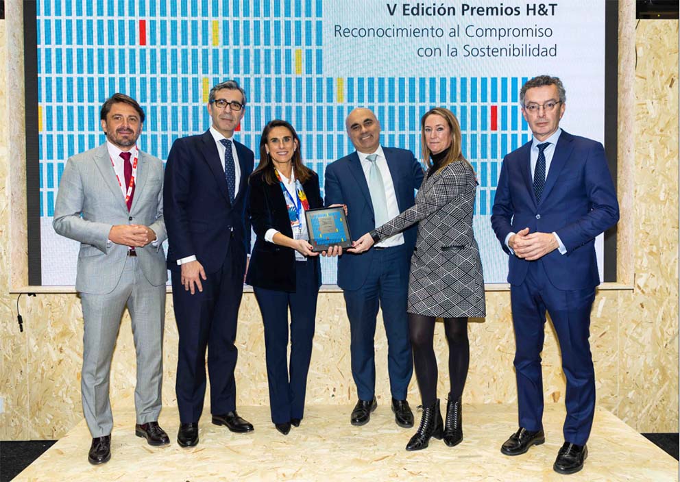 Entrega del galardón de Caixabank a Eizasa hoteles