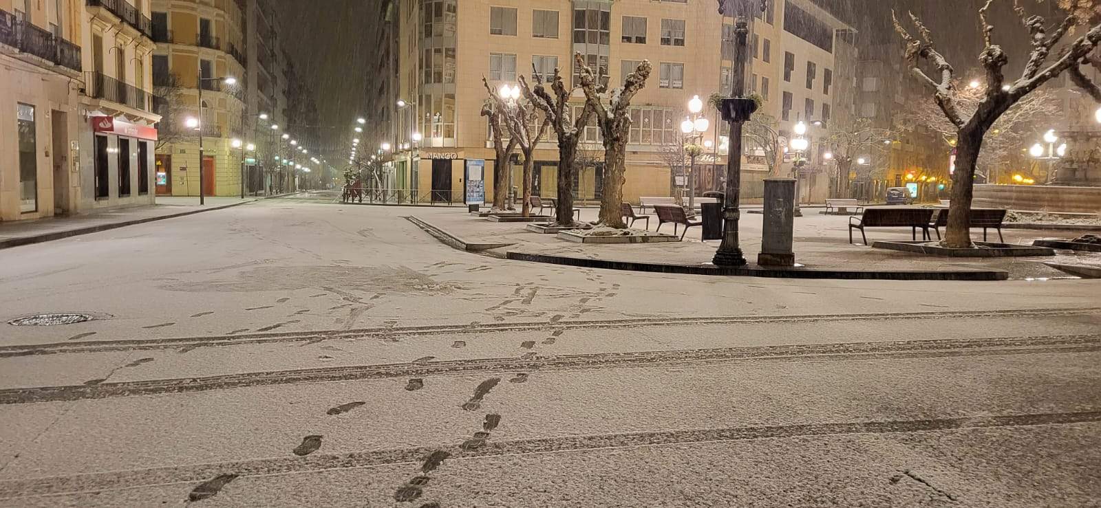 La nieve llega a la ciudad de Huesca de madrugada