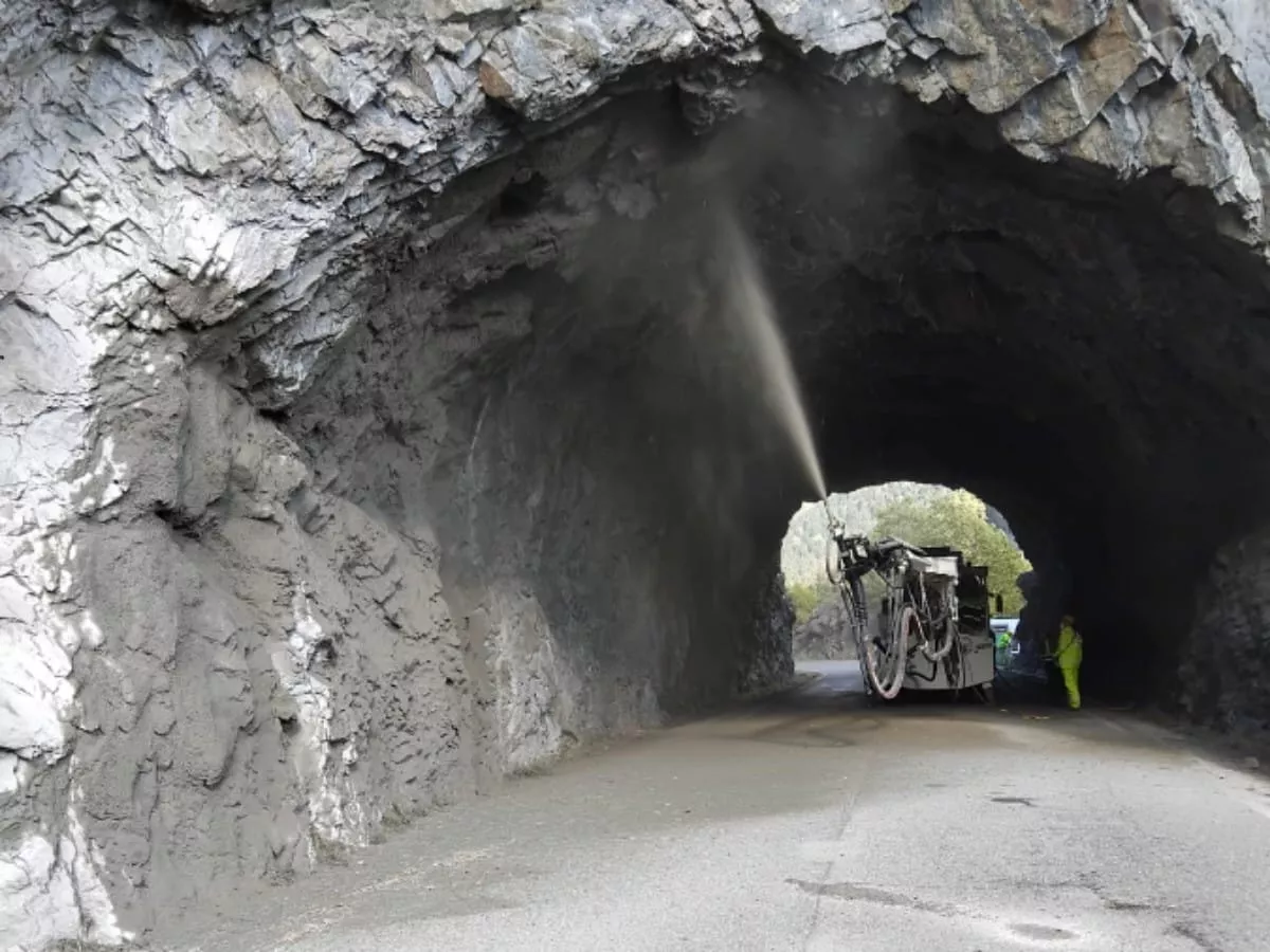 Carreteras realiza obras en los túneles de la A-139 en Benasque para evitar desprendimientos.