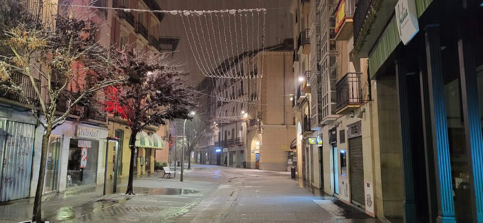 La nieve llega a la ciudad de Huesca de madrugada