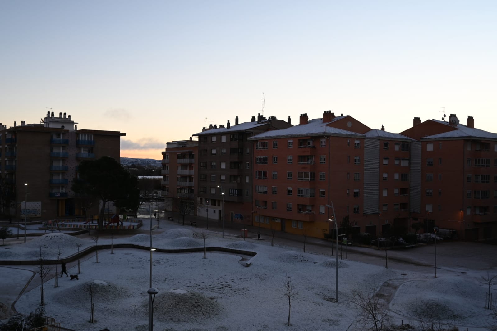 Huesca amanece con una pequeña capa de nieve. Foto Carlos Jalle 