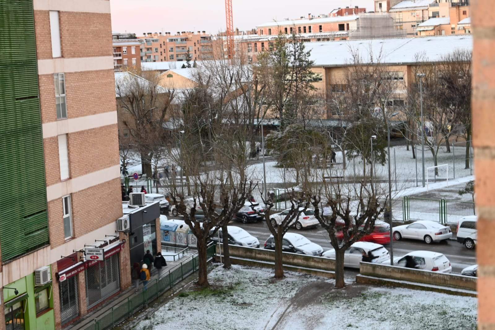 Huesca amanece con una pequeña capa de nieve. Foto Carlos Jalle 