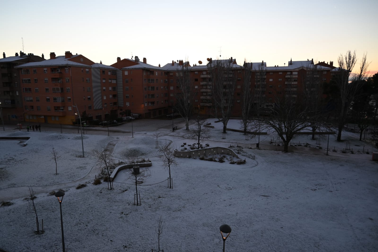 Huesca amanece con una pequeña capa de nieve. Foto Carlos Jalle 