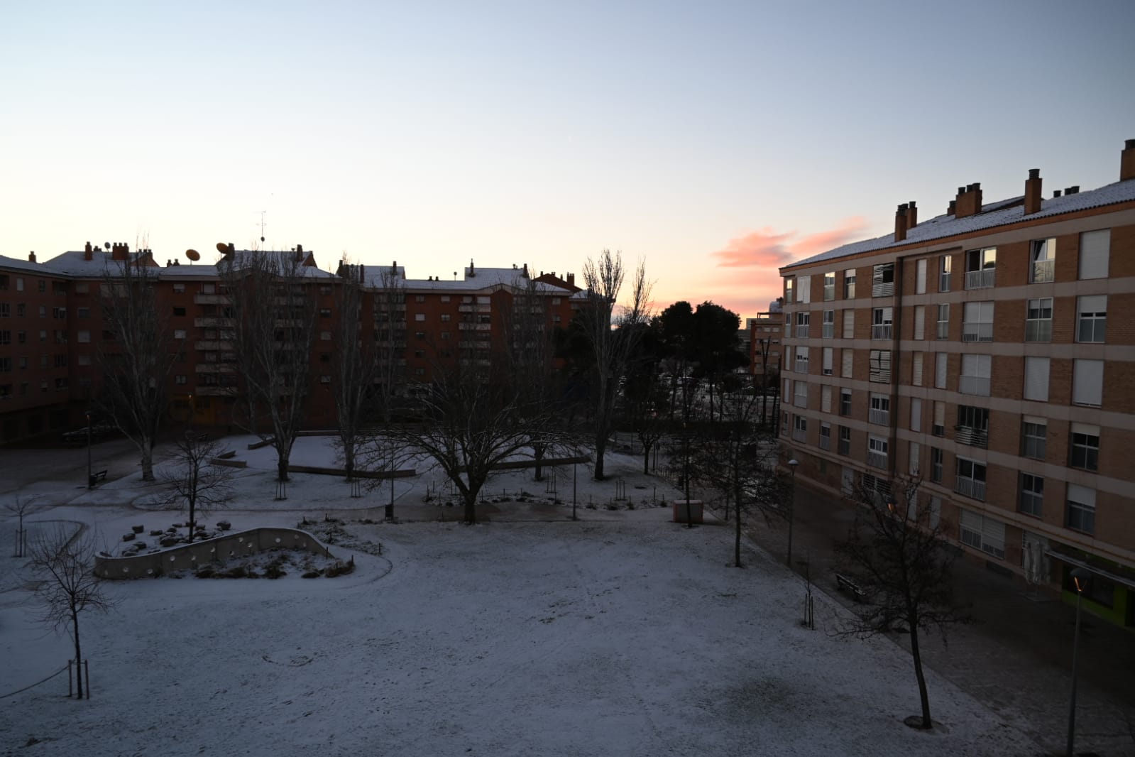 Huesca amanece con una pequeña capa de nieve. Foto Carlos Jalle 